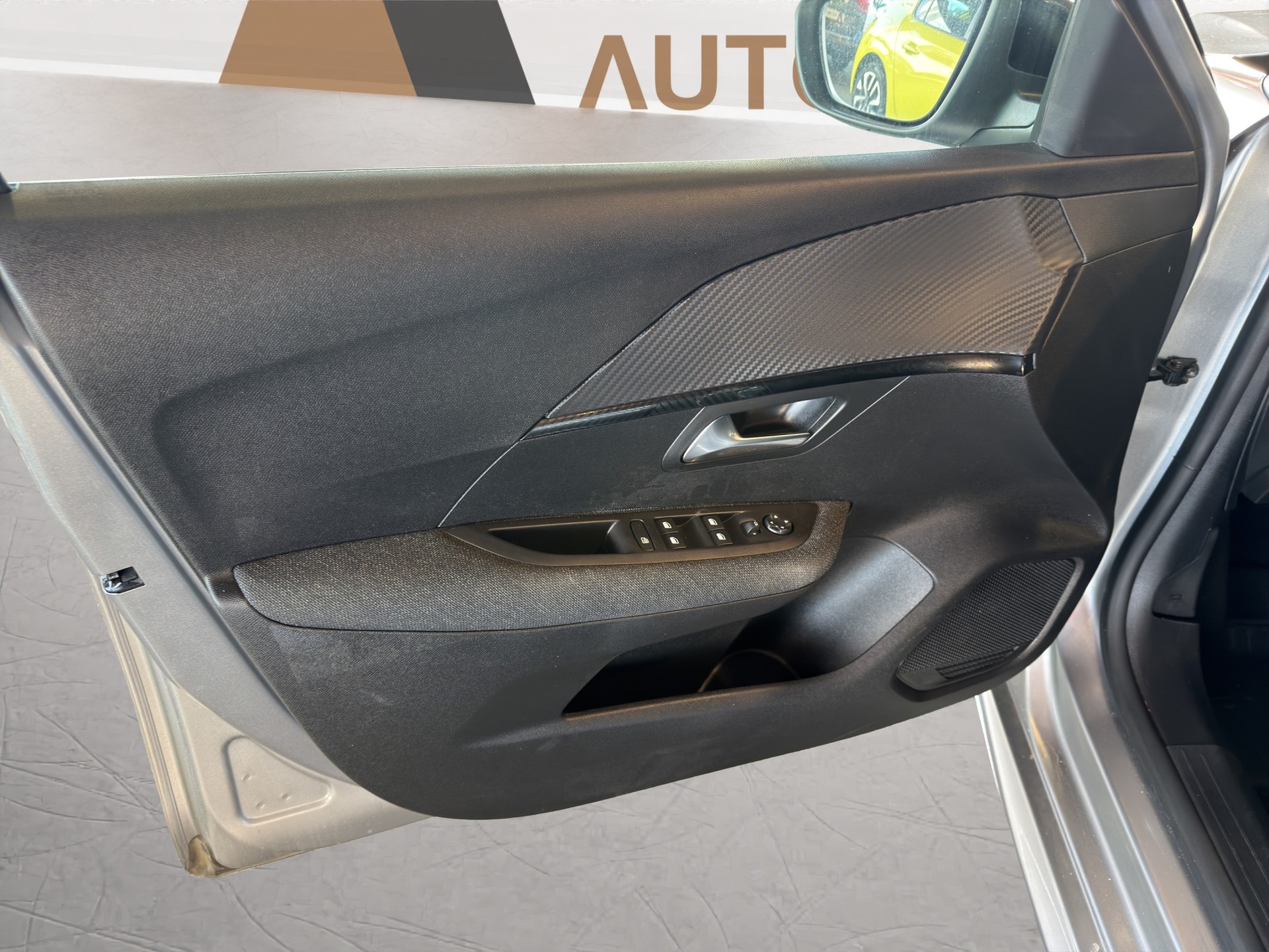 PEUGEOT 208 1.2 Hybrid Style-image-10