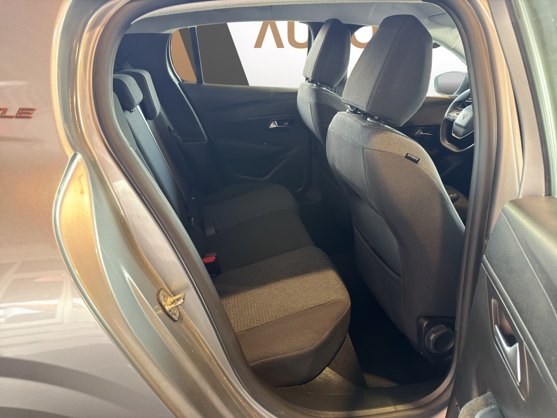 PEUGEOT 208 1.2 Hybrid Style-image-15