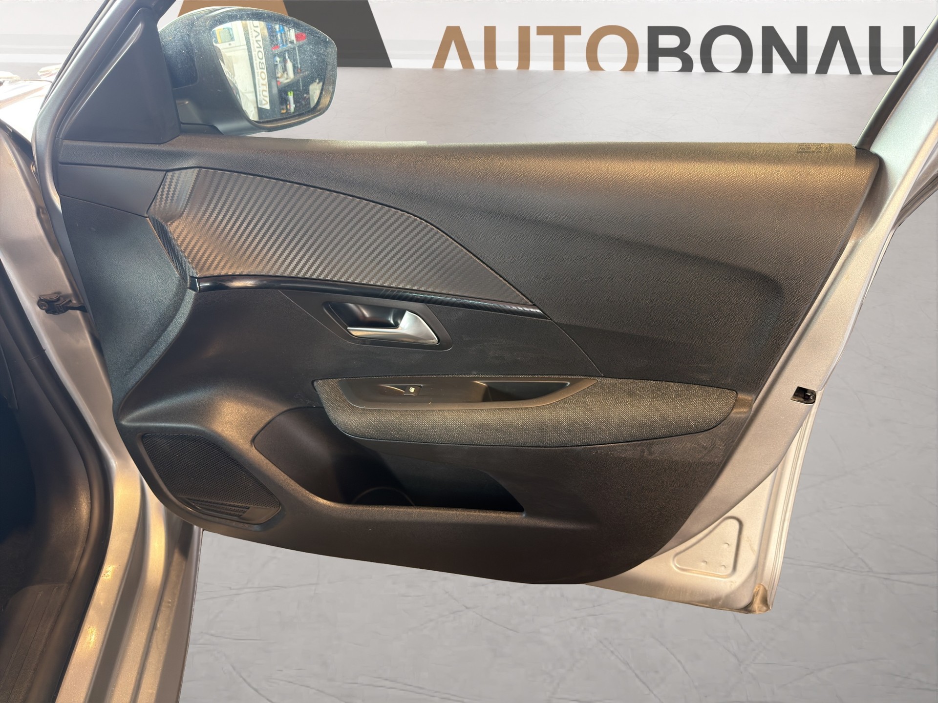 PEUGEOT 208 1.2 Hybrid Style-image-14
