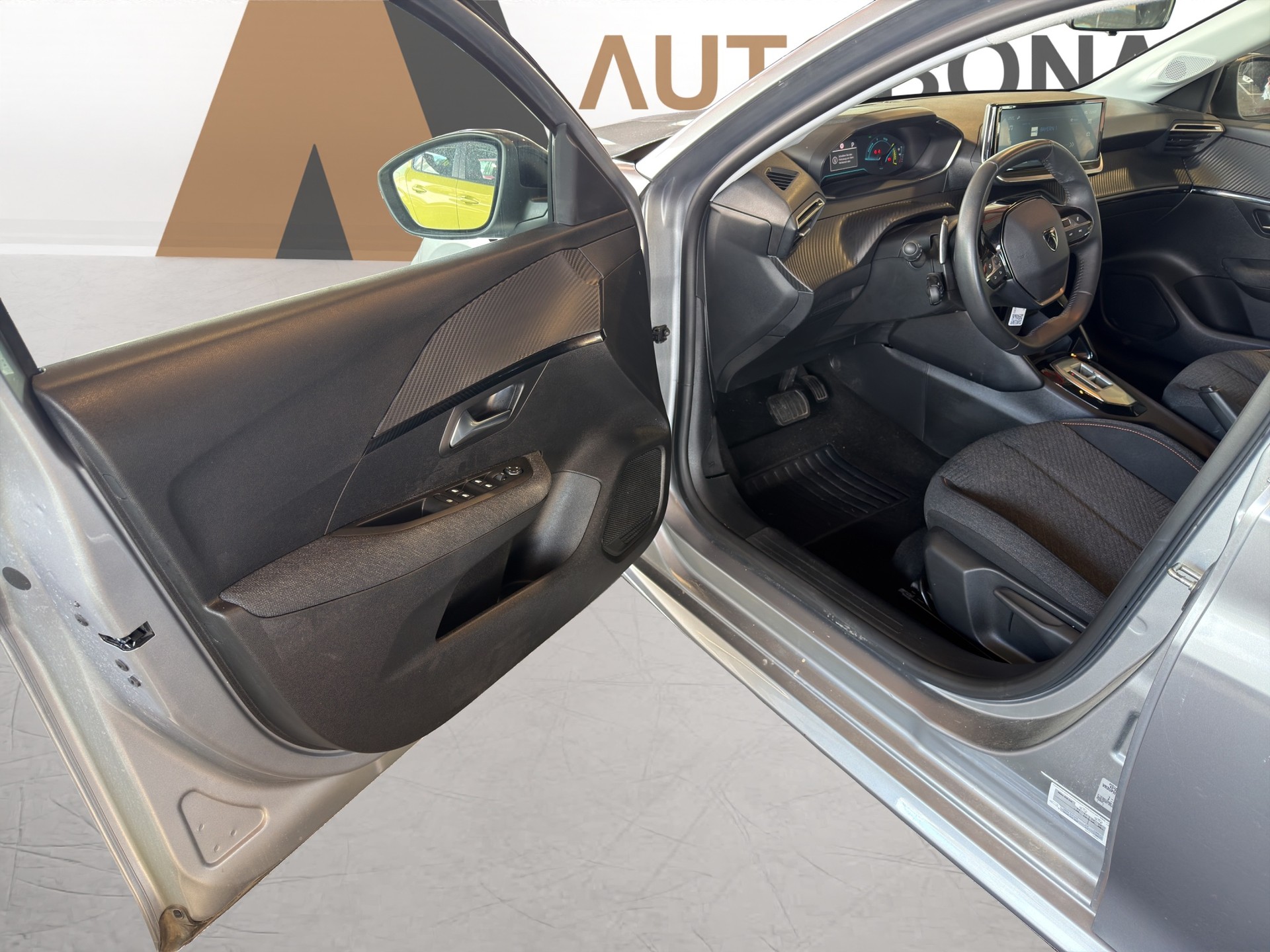 PEUGEOT 208 1.2 Hybrid Style-image-9