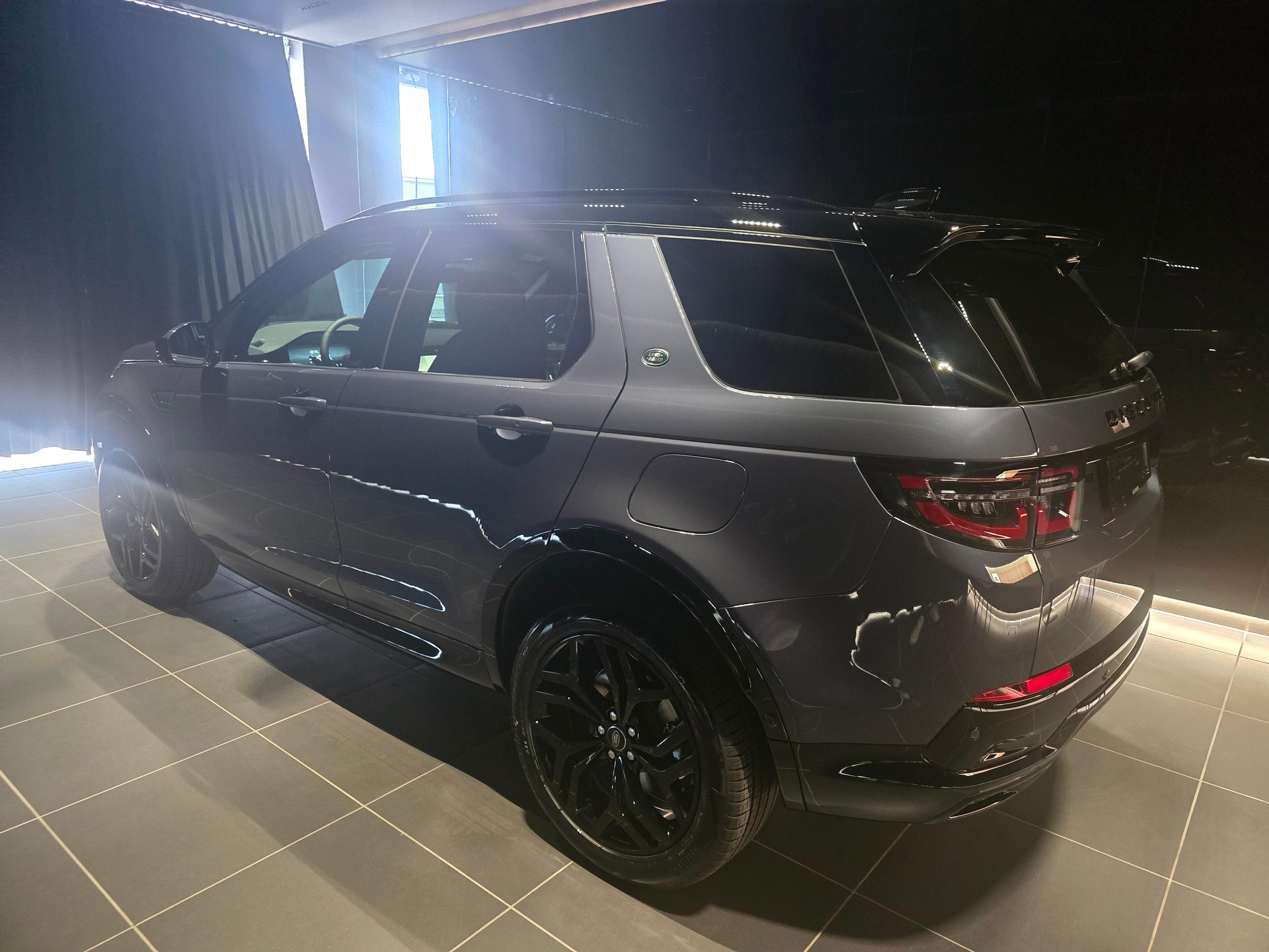 LAND ROVER Discovery Sport 1.5 T 270e Landmark-showroom-element-1