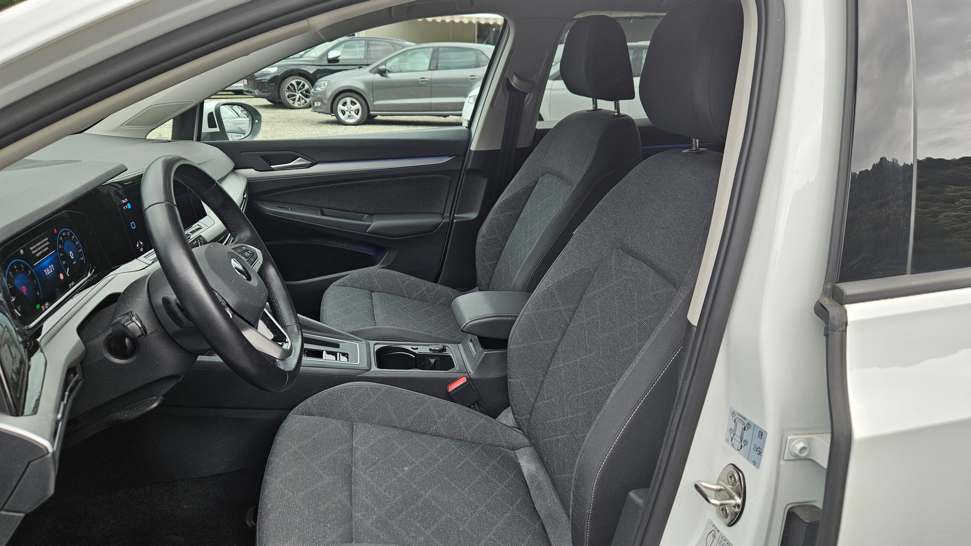 VW Golf 1.0 eTSI mHEV ACTLife DSG-image-4