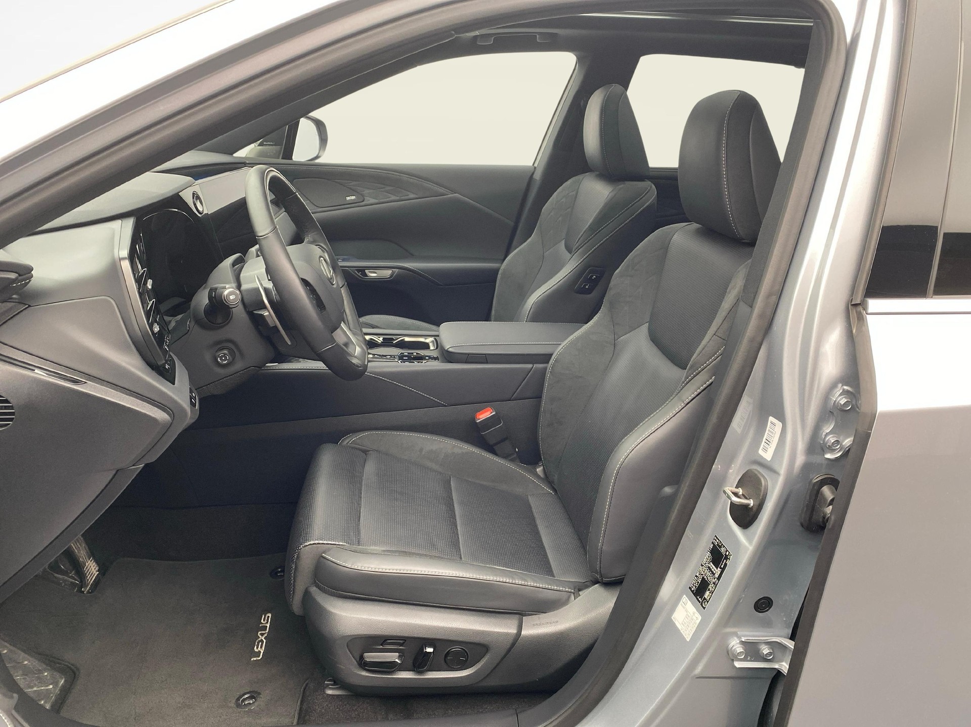 LEXUS RX 450h+ Excellence-showroom-element-3