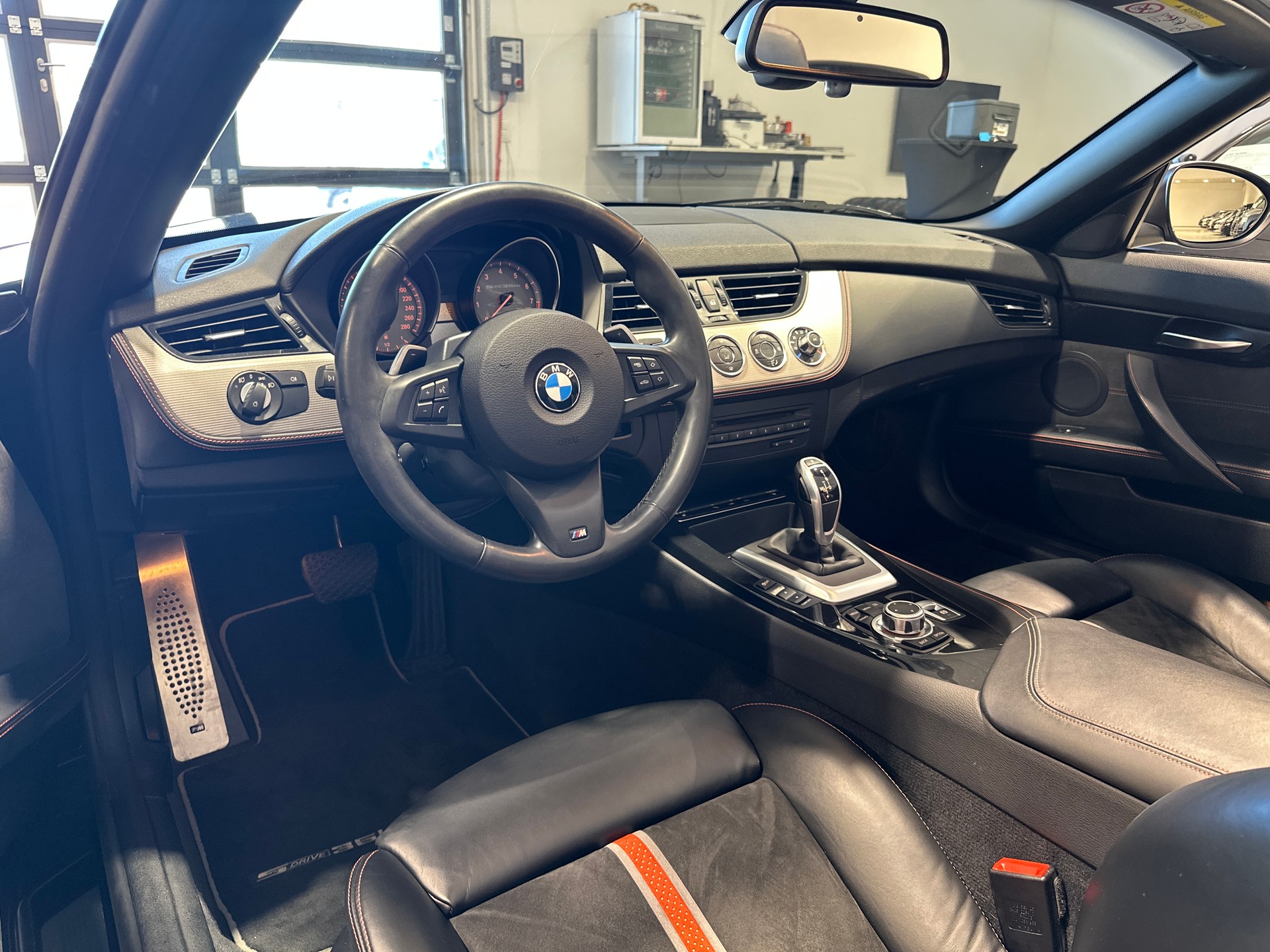 BMW Z4 sDrive35is DKG-showroom-element-1