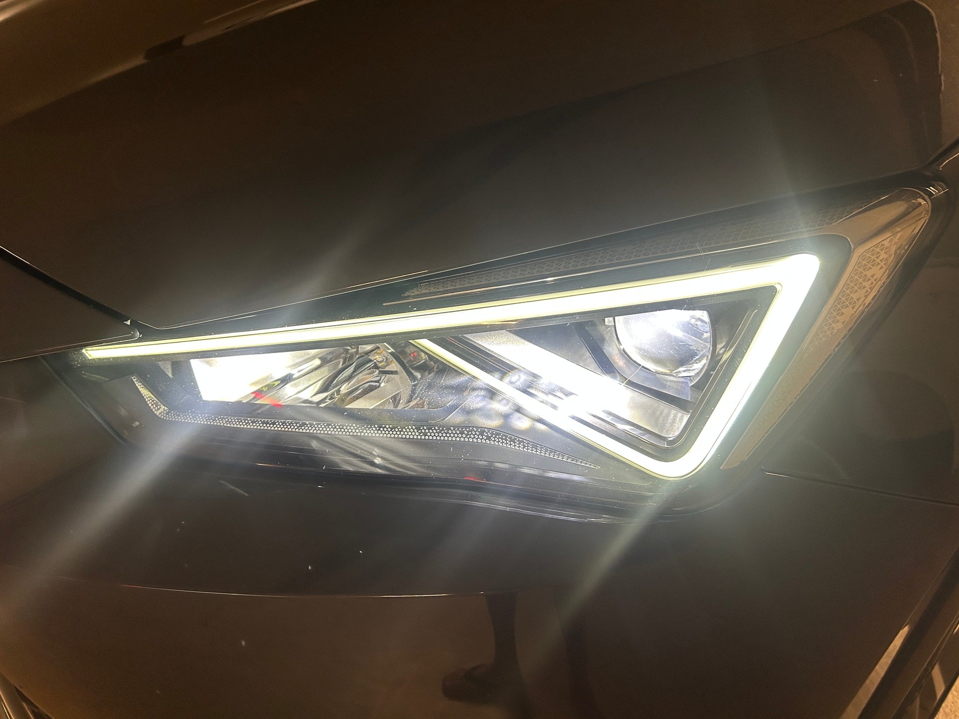 SEAT Tarraco 2.0TSI 4Drive DSG FR -AHK-Schiebedach-Beats Soundsystem-360 Grad Kamera--image-27