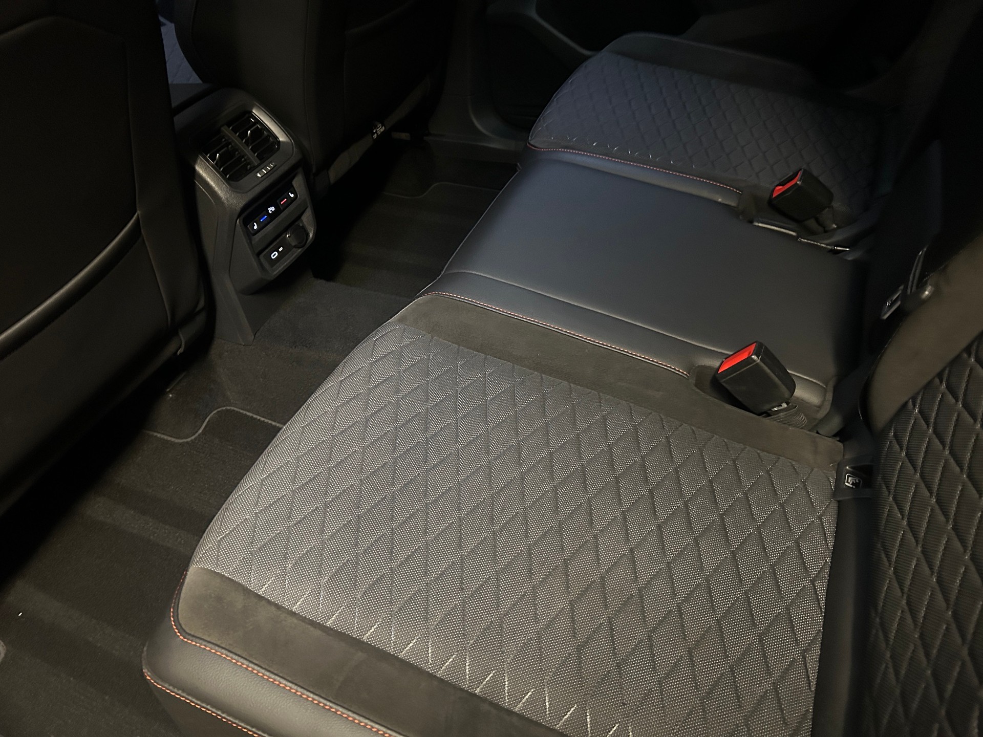SEAT Tarraco 2.0TSI 4Drive DSG FR -AHK-Schiebedach-Beats Soundsystem-360 Grad Kamera--image-24