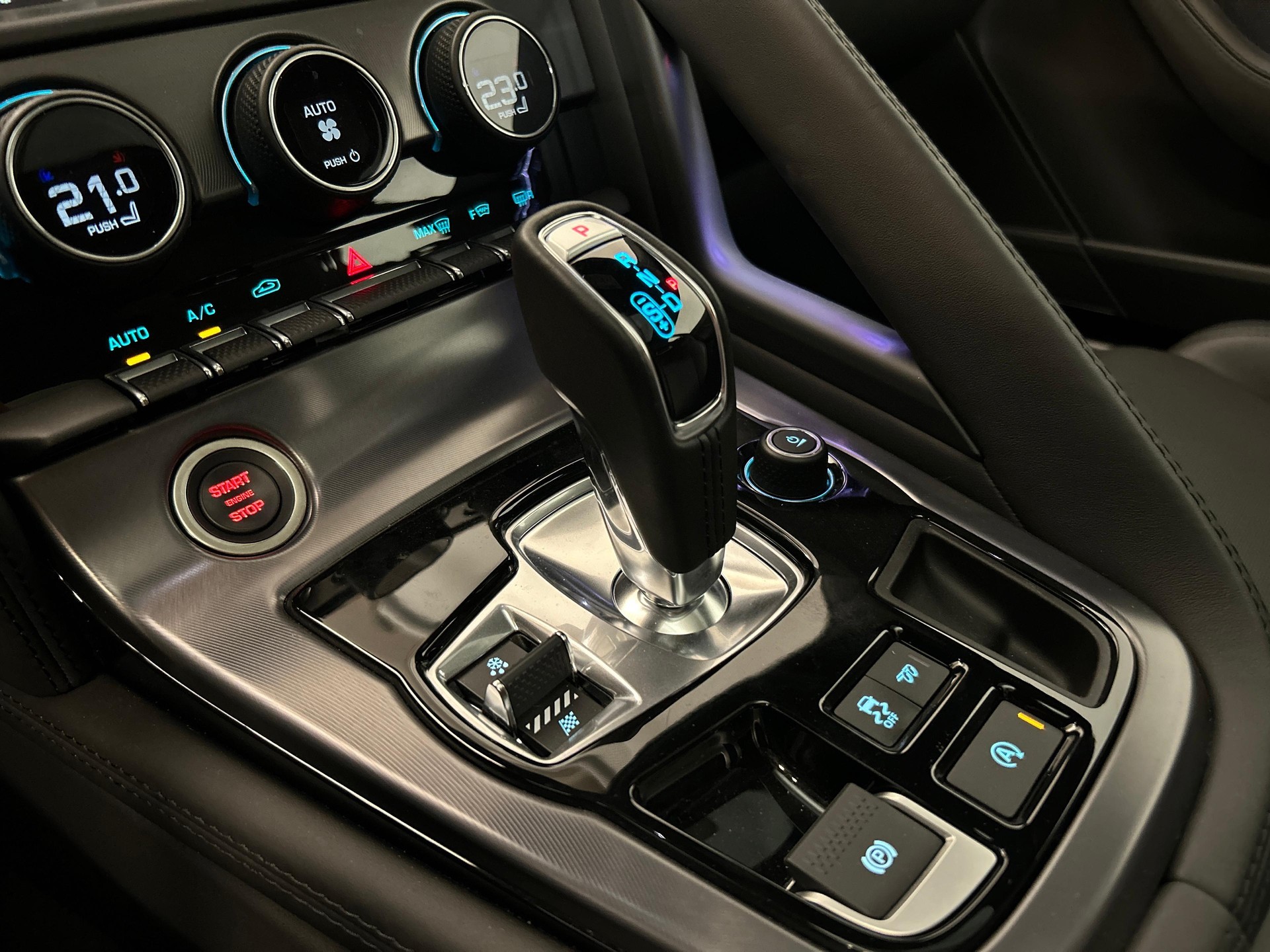 JAGUAR F-Type Coupé 5.0 V8 R AWD-image-13
