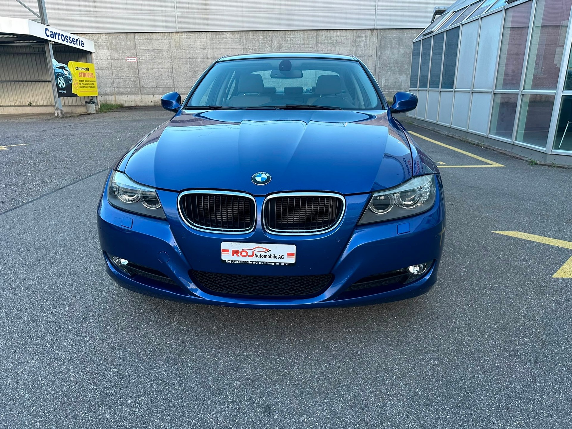 BMW 320i Steptronic-showroom-element-2