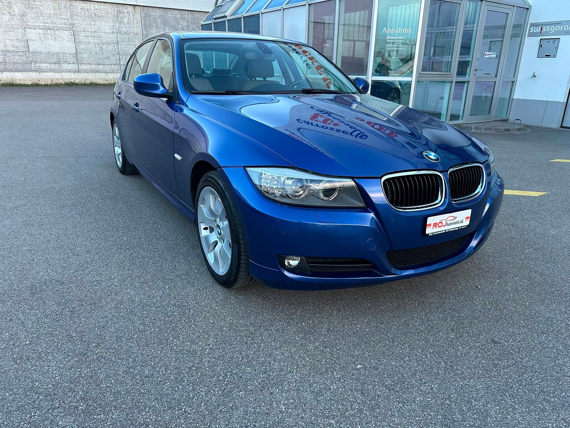 BMW 320i Steptronic-showroom-element-3