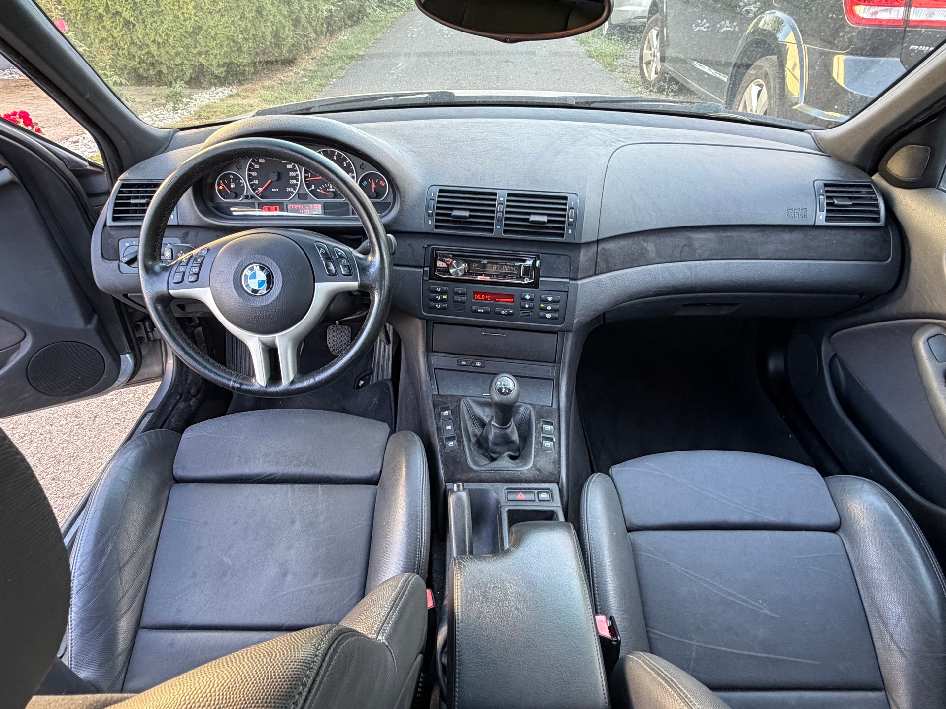 BMW 320i-image-11