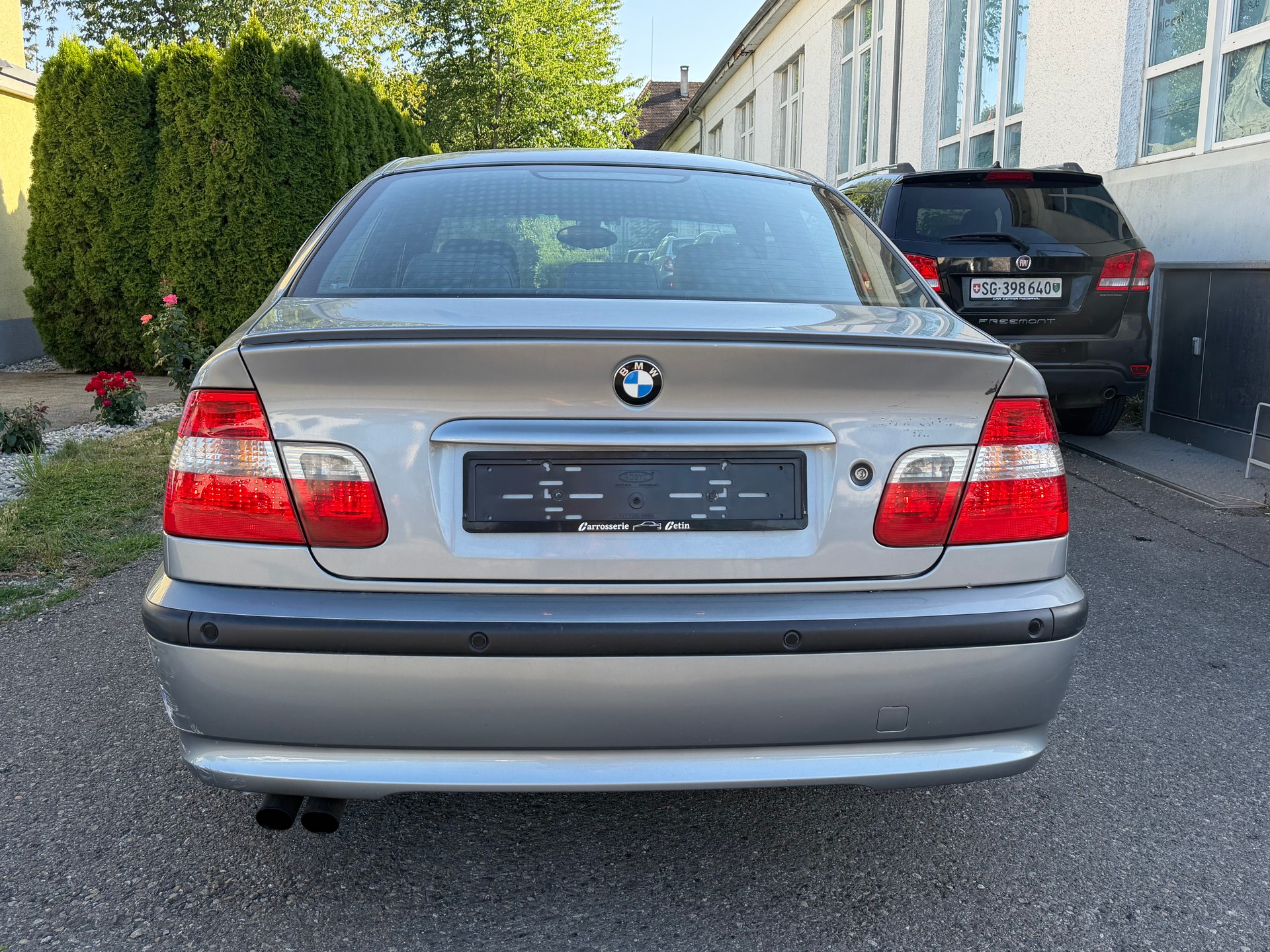 BMW 320i-image-3
