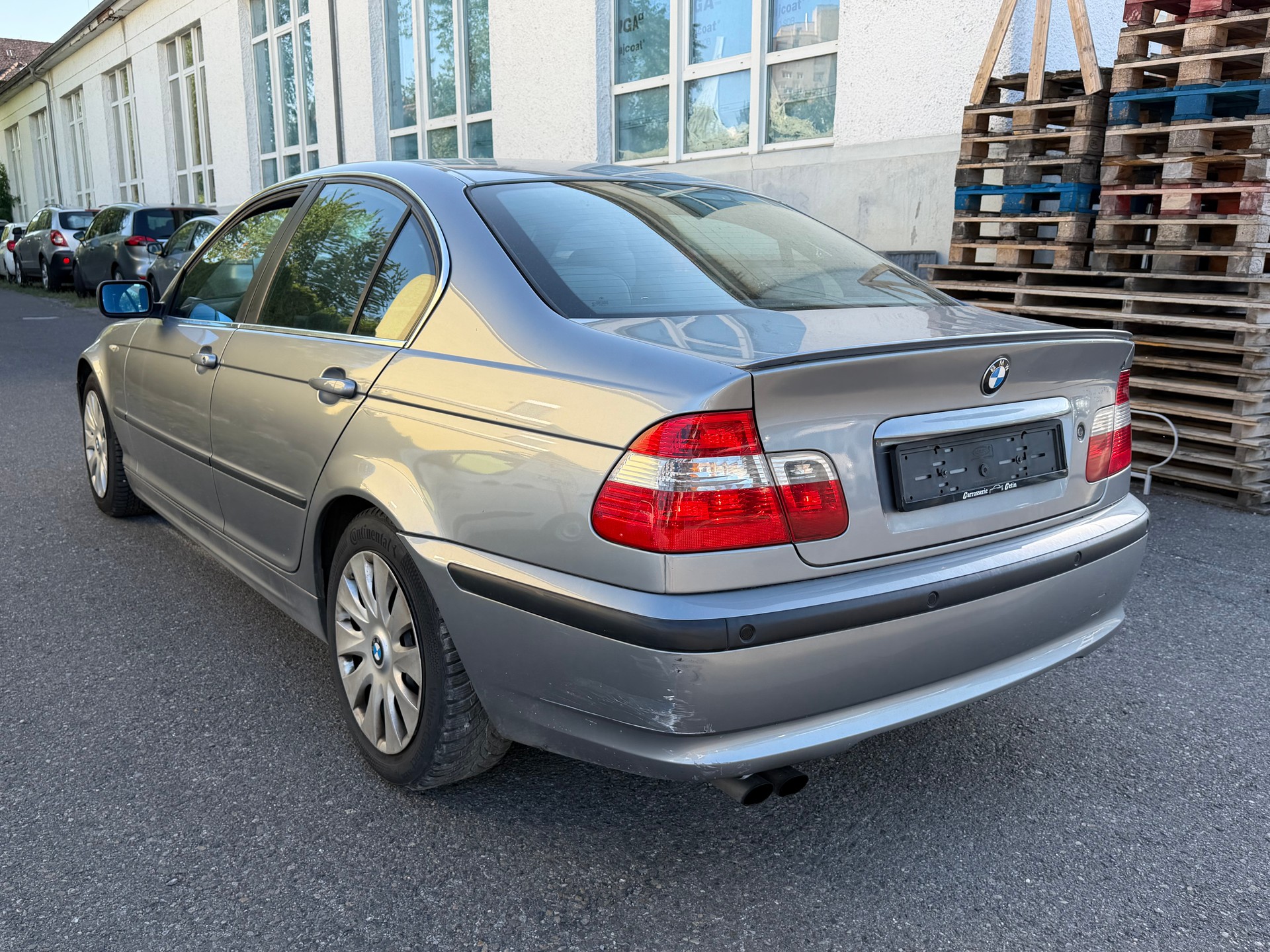BMW 320i-image-4