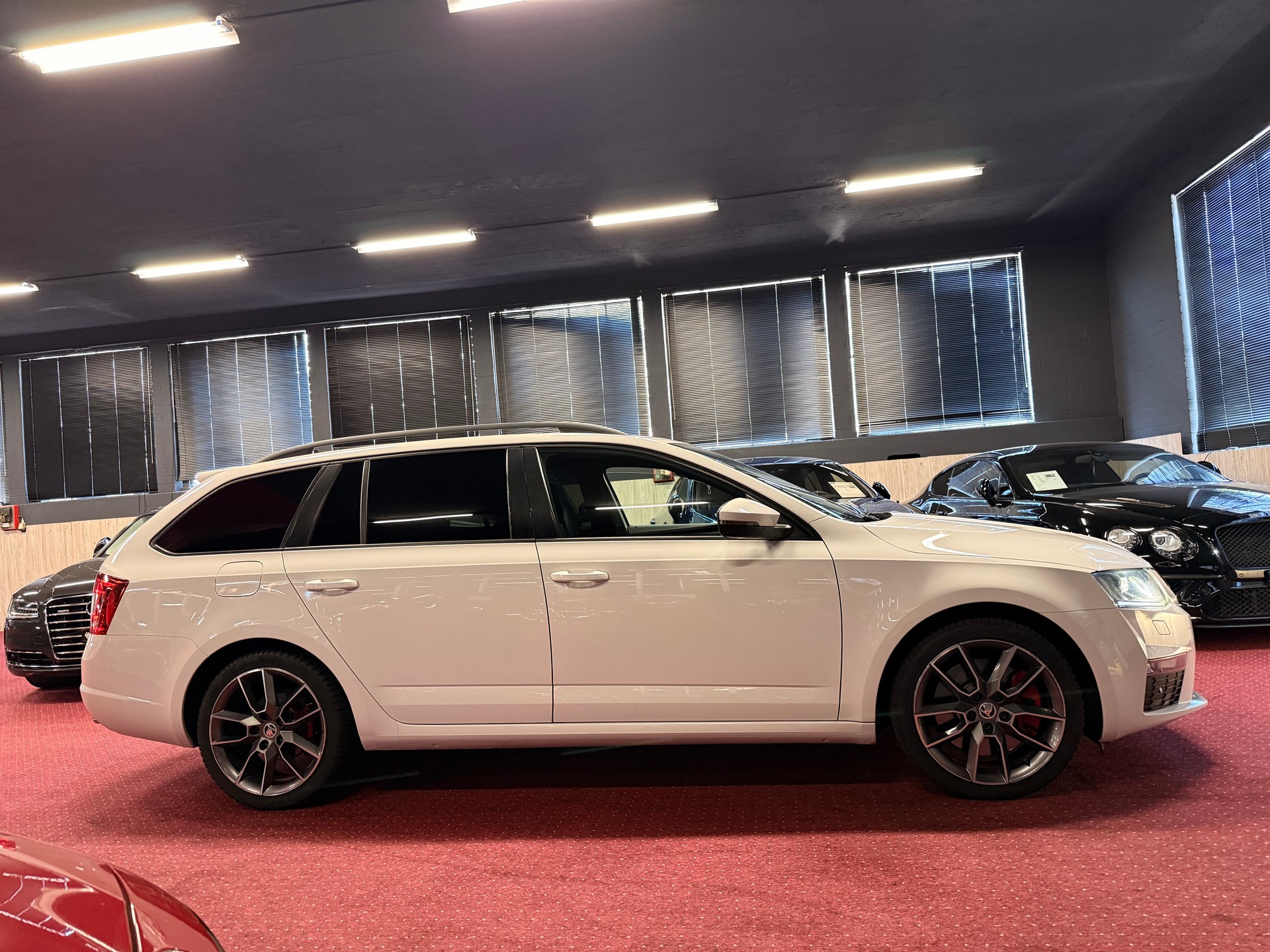 SKODA Octavia Combi 2.0 TDI RS DSG-showroom-element-3