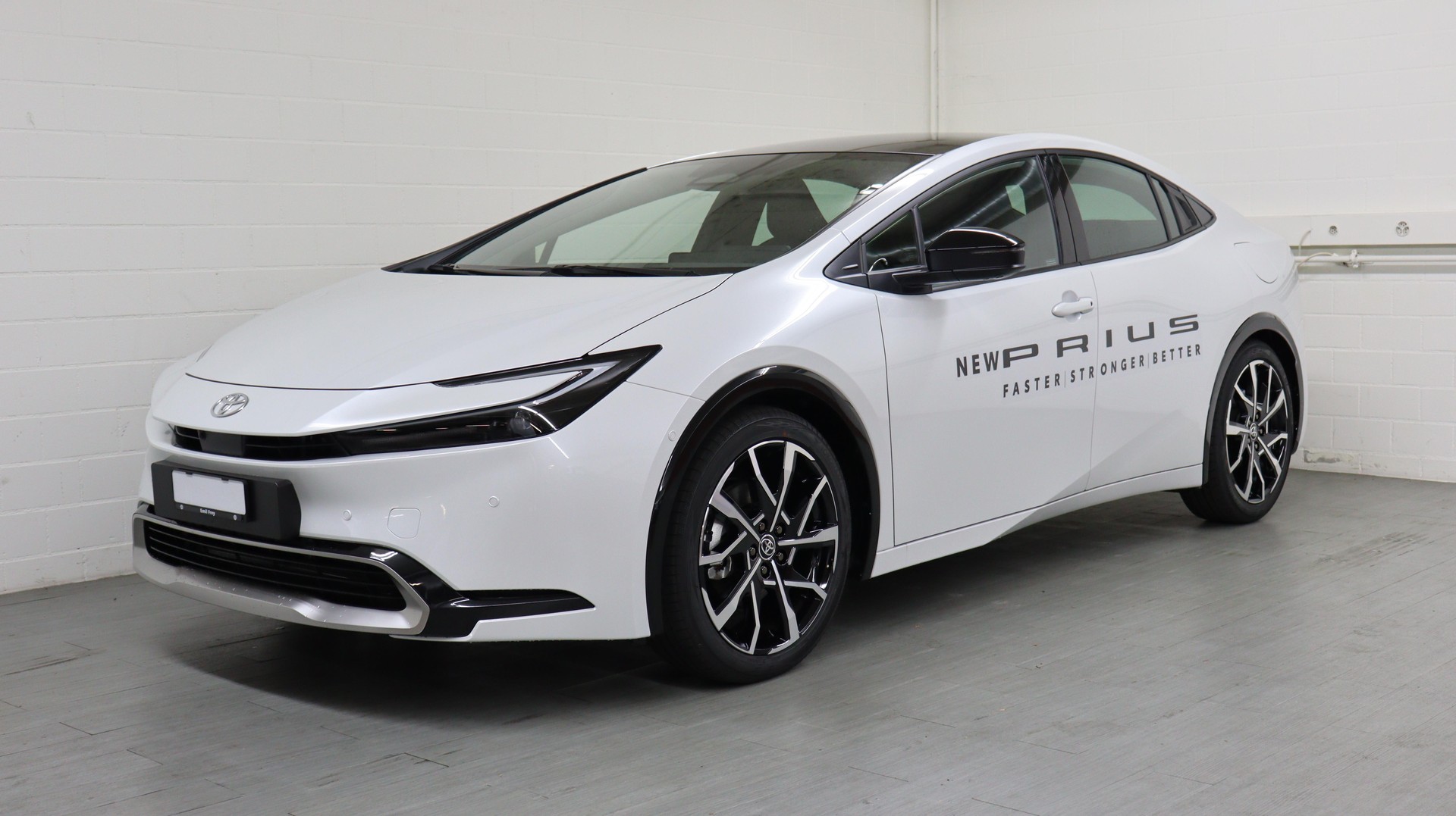 TOYOTA Prius 2.0 Plug-In-Hybrid Premium-showroom-element-1