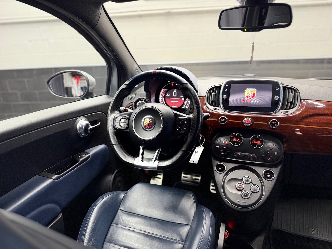 FIAT 695C 1.4 16V Turbo Abarth Rivale Dualogic | Akrapovic Auspuff | Cabrio | CH-Auto | Beats Soundsystem | Special Edition Nr. 2569-image-23