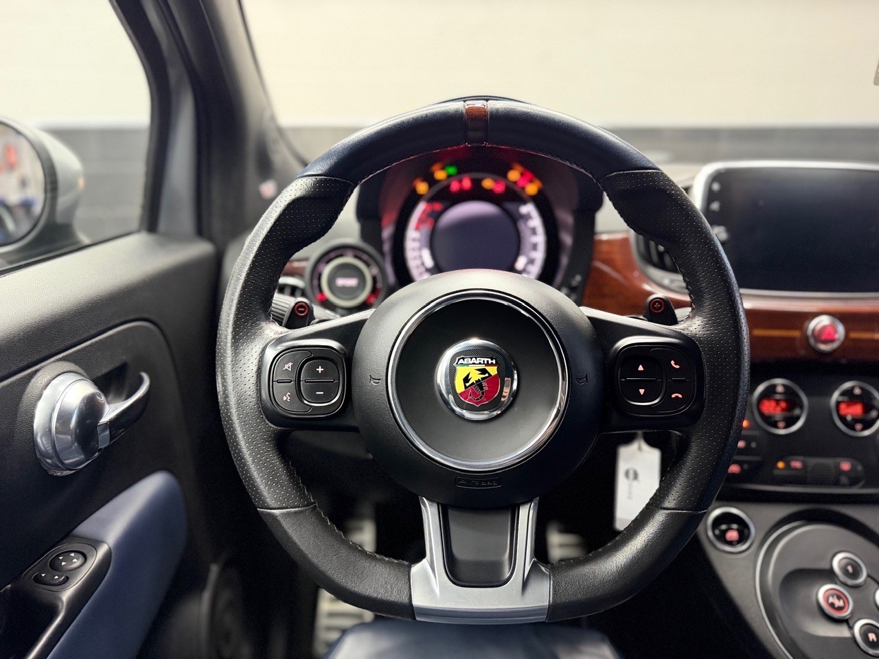 FIAT 695C 1.4 16V Turbo Abarth Rivale Dualogic | Akrapovic Auspuff | Cabrio | CH-Auto | Beats Soundsystem | Special Edition Nr. 2569-image-24