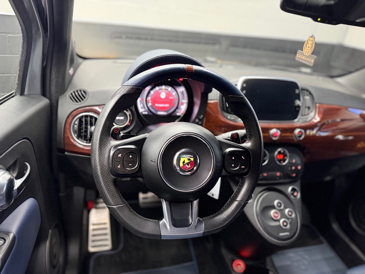 FIAT 695C 1.4 16V Turbo Abarth Rivale Dualogic | Akrapovic Auspuff | Cabrio | CH-Auto | Beats Soundsystem | Special Edition Nr. 2569-image-17