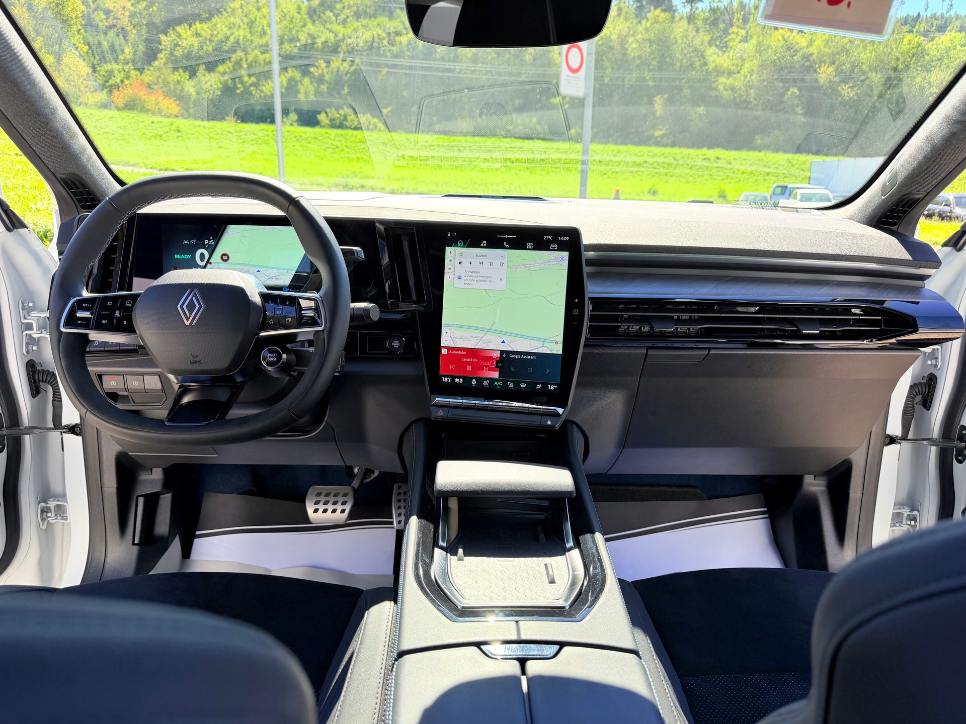 RENAULT RAFALE 300 PS. 1.2 E-TECH PLUG-IN HYBRIDE 300 4x4 ALPINE ATELIER. CH WAGEN. MIT VOLLGARANTIE.-showroom-element-3