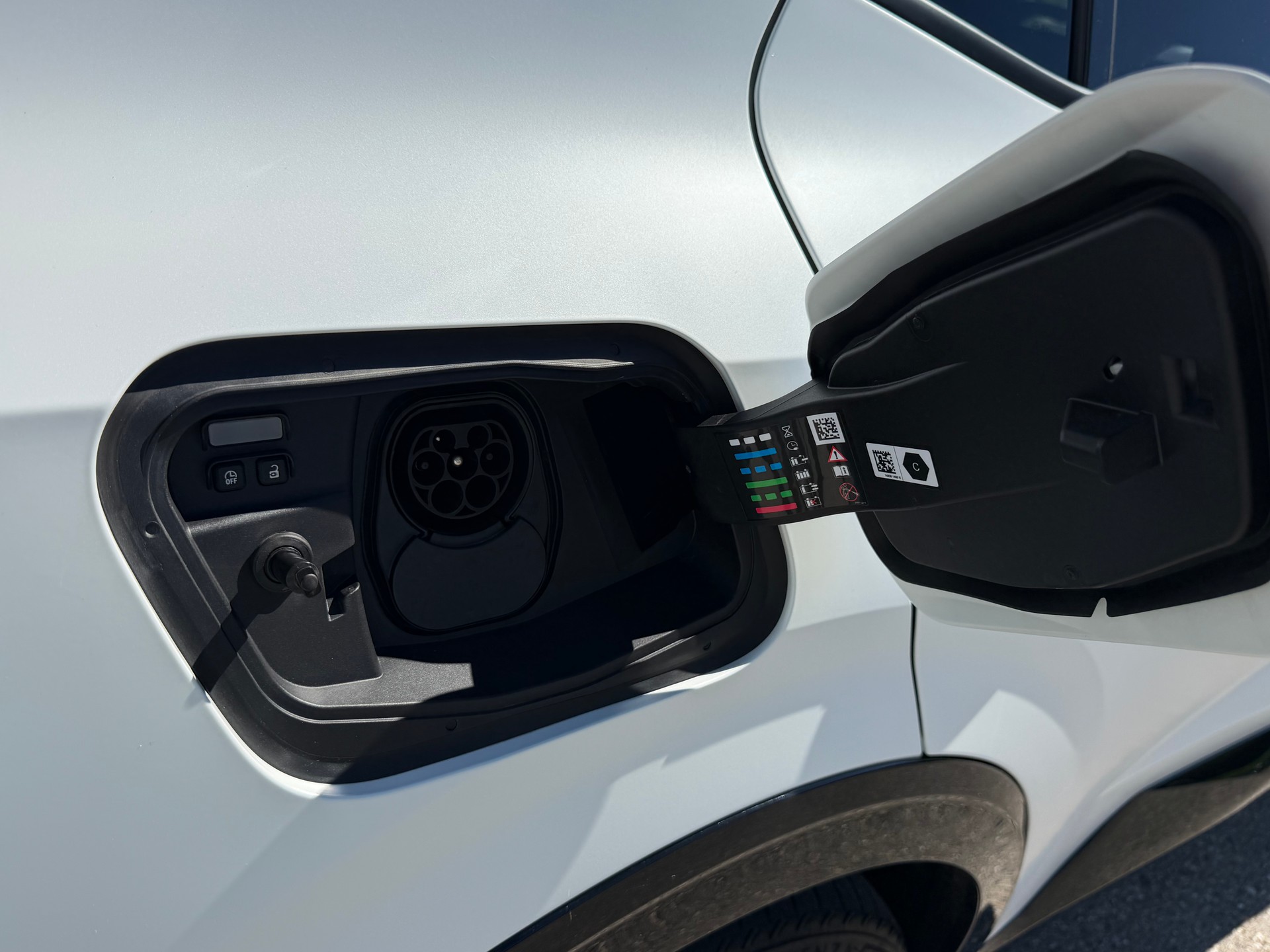 RENAULT RAFALE 300 PS. 1.2 E-TECH PLUG-IN HYBRIDE 300 4x4 ALPINE ATELIER. CH WAGEN. MIT VOLLGARANTIE.-image-31