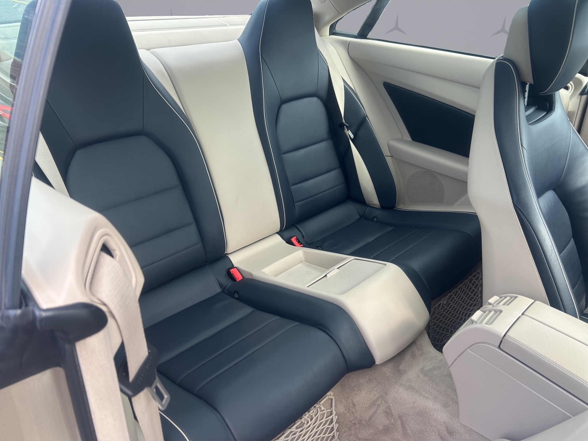 MERCEDES-BENZ E 350 4Matic Coupé-image-15