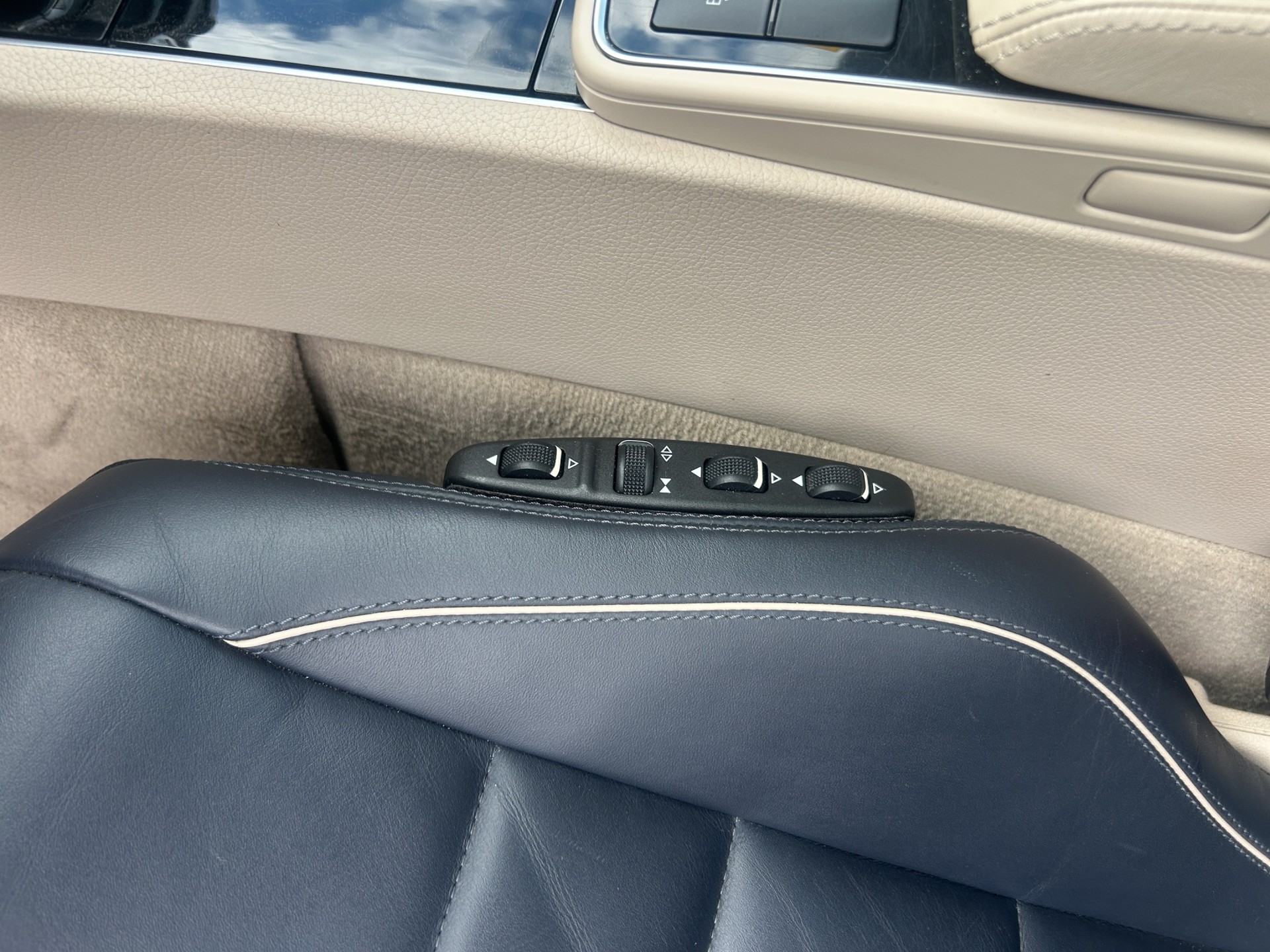 MERCEDES-BENZ E 350 4Matic Coupé-image-16