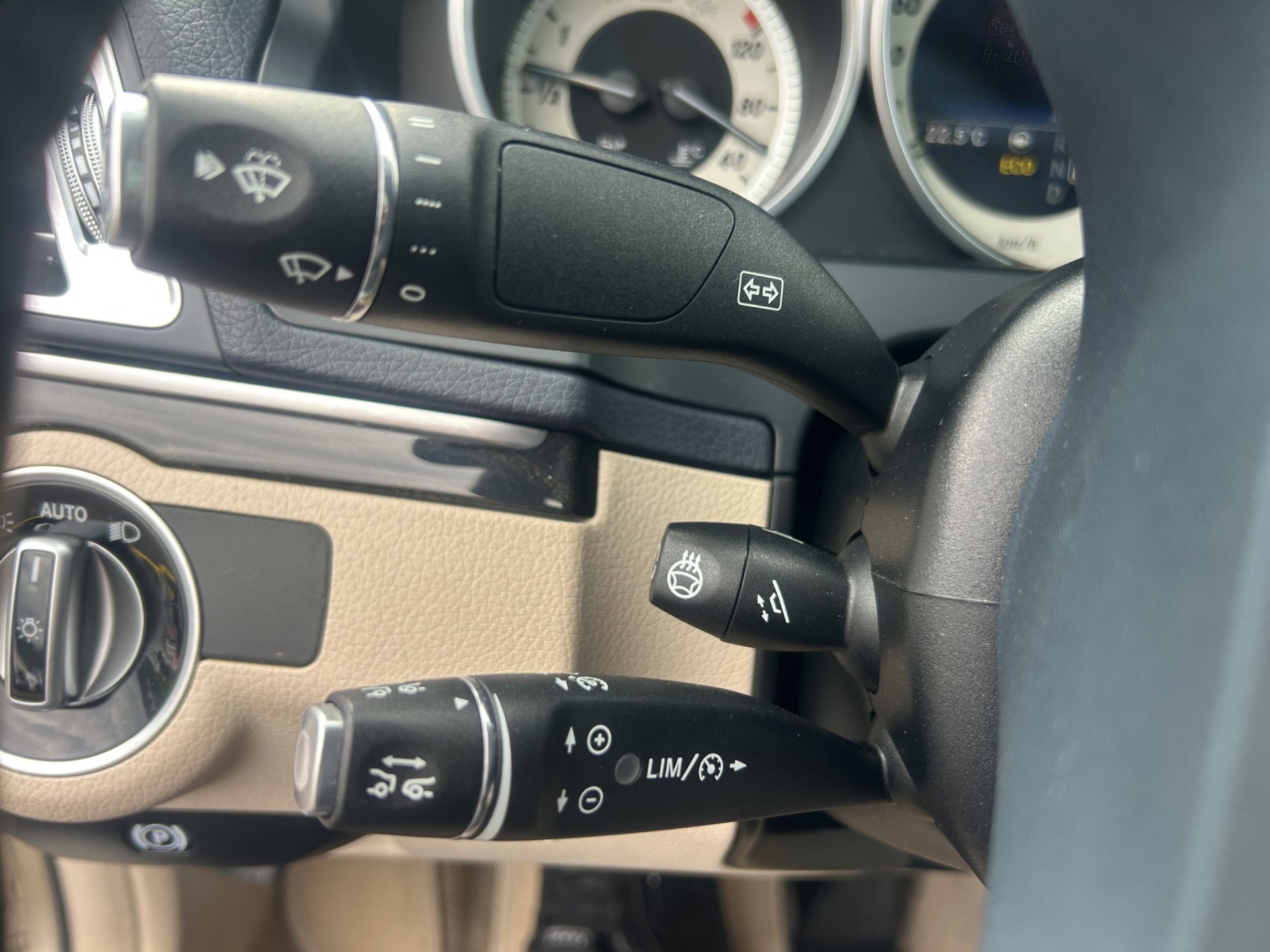 MERCEDES-BENZ E 350 4Matic Coupé-image-17