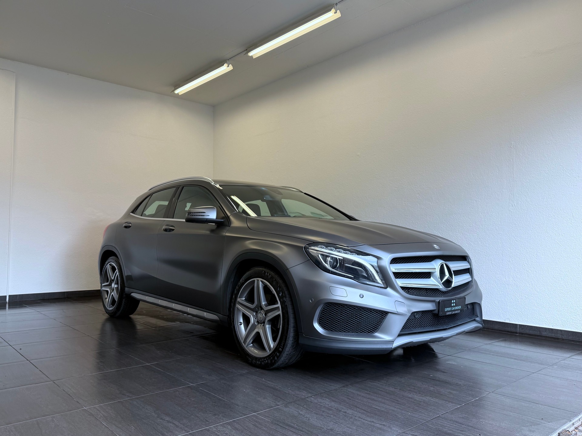 MERCEDES-BENZ GLA 200 CDI Swiss Star Edition AMG Line 4Matic 7G-DCT-showroom-element-1