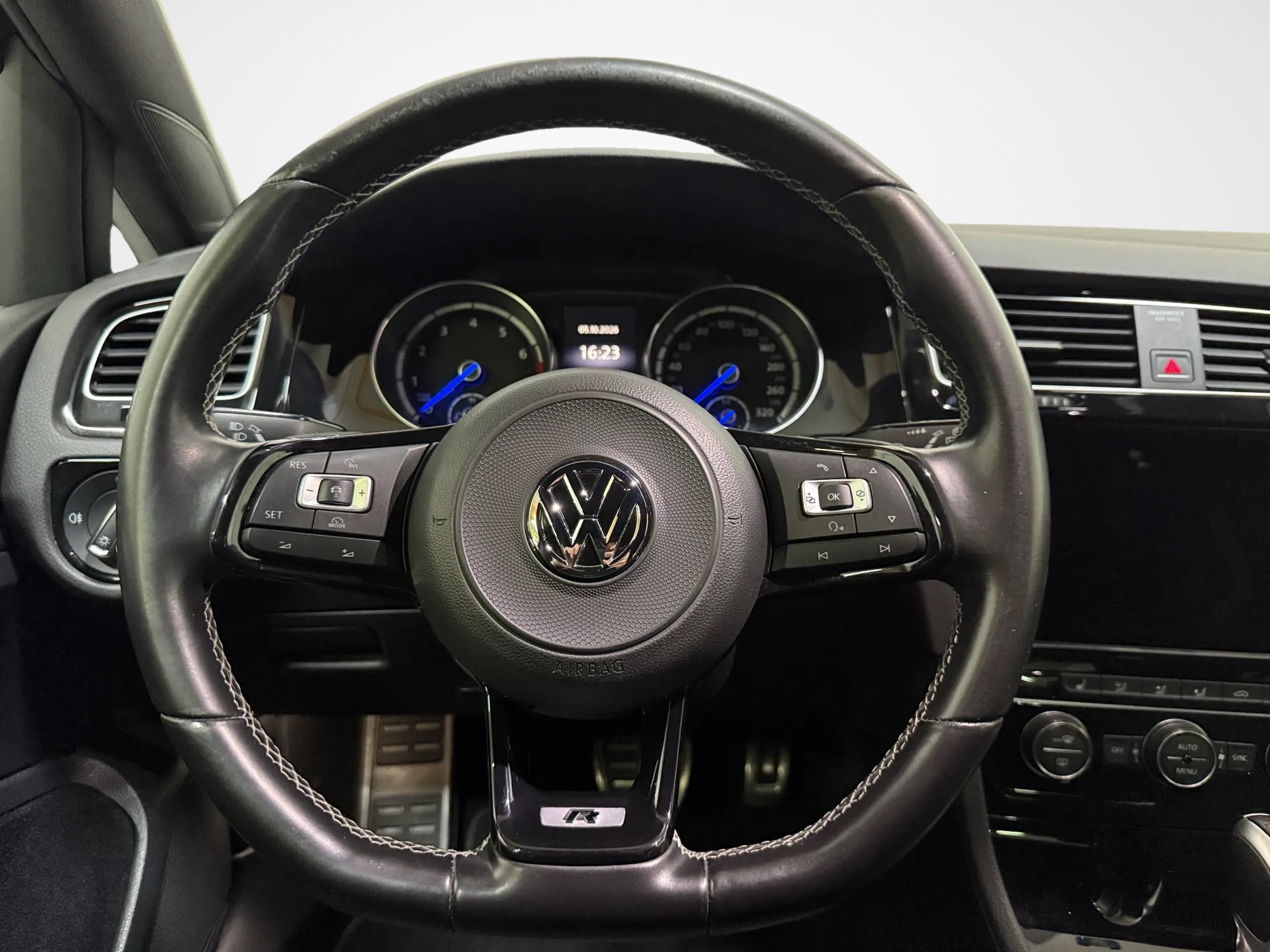 VW Golf 2.0 TSI R 4Motion DSG-image-17