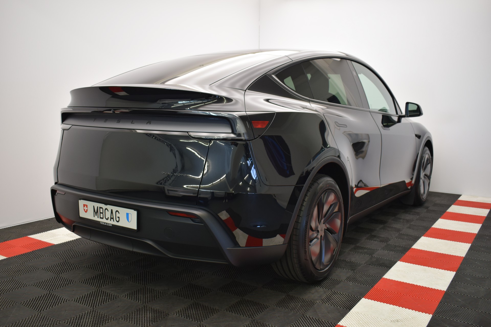TESLA Model Y Long Range Premium AWD, Neuwagen, CH Typenschein, Anhängerkupplung, "Diamond black"-image-9