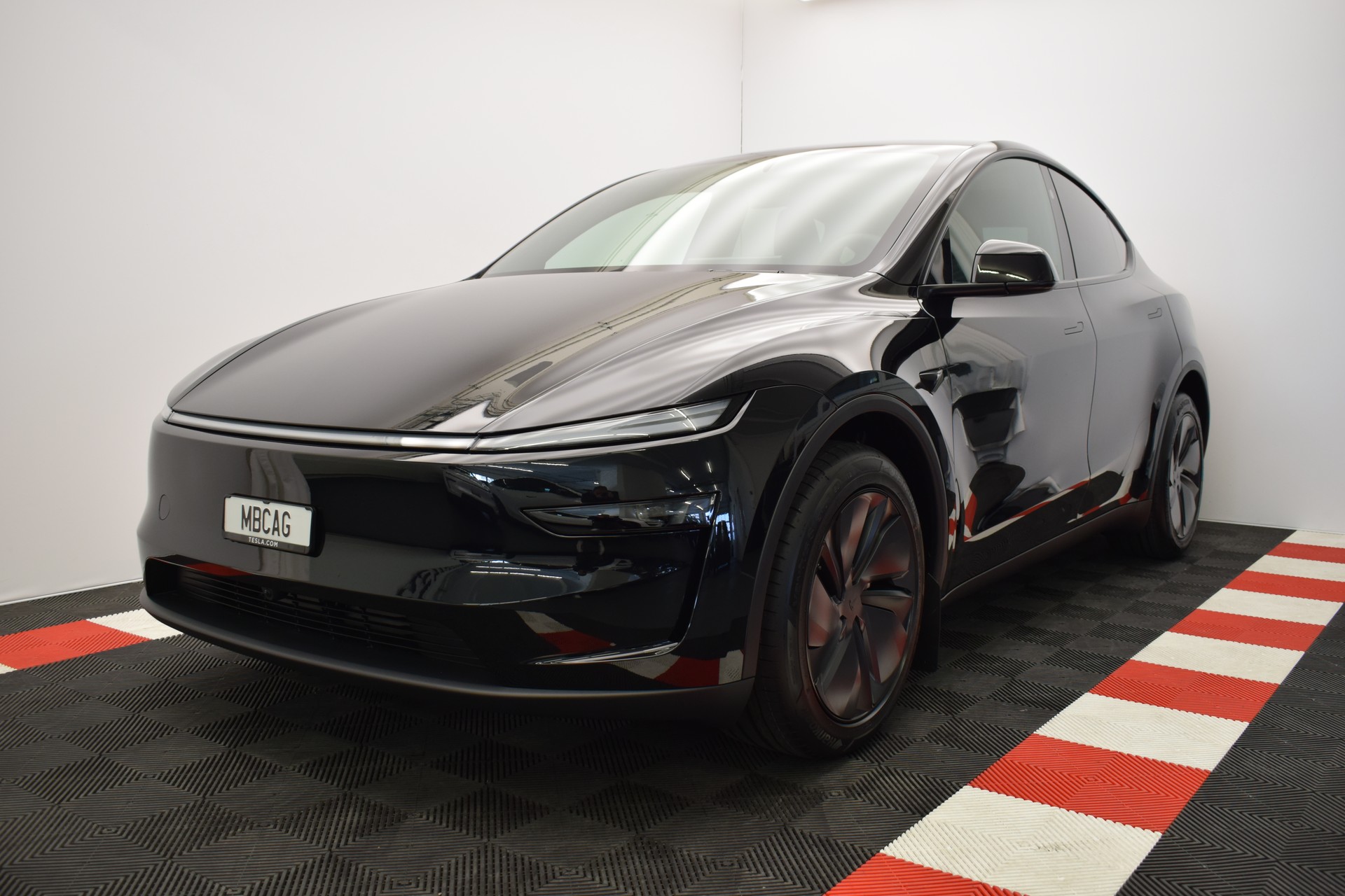 TESLA Model Y Long Range Premium AWD, Neuwagen, CH Typenschein, Anhängerkupplung, "Diamond black"-showroom-element-3