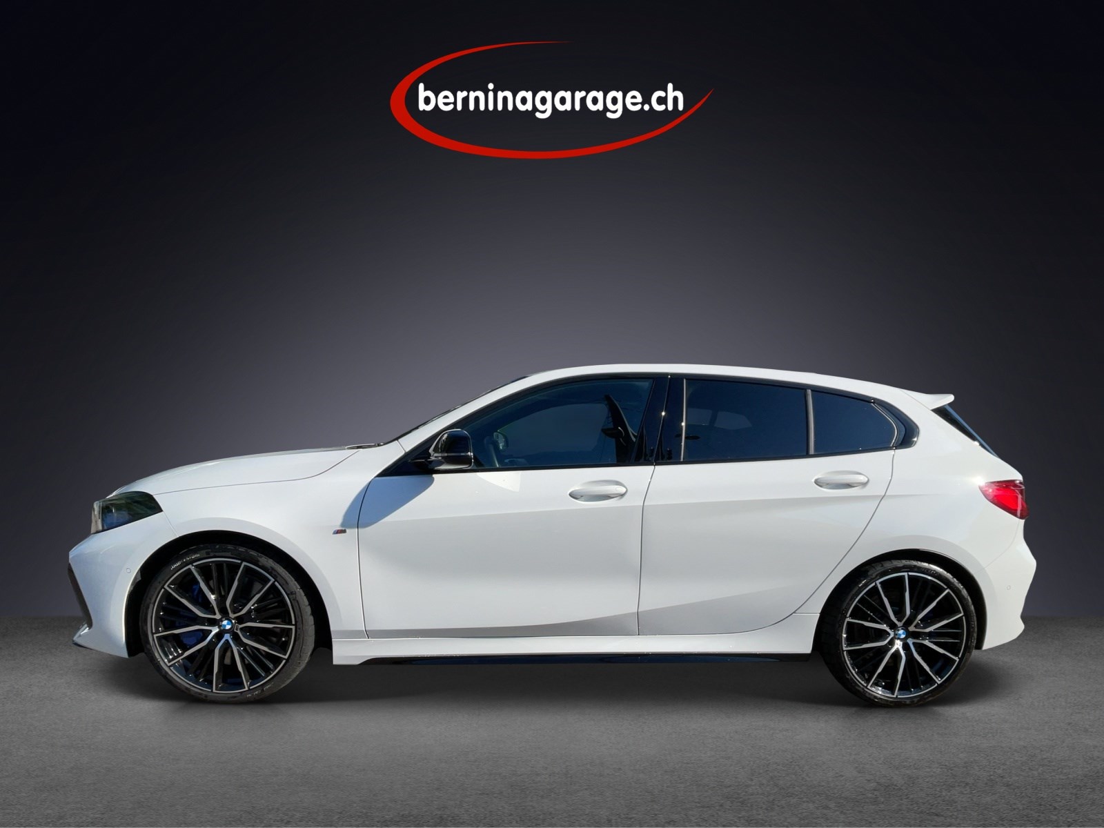 BMW M135i xDrive-showroom-element-1