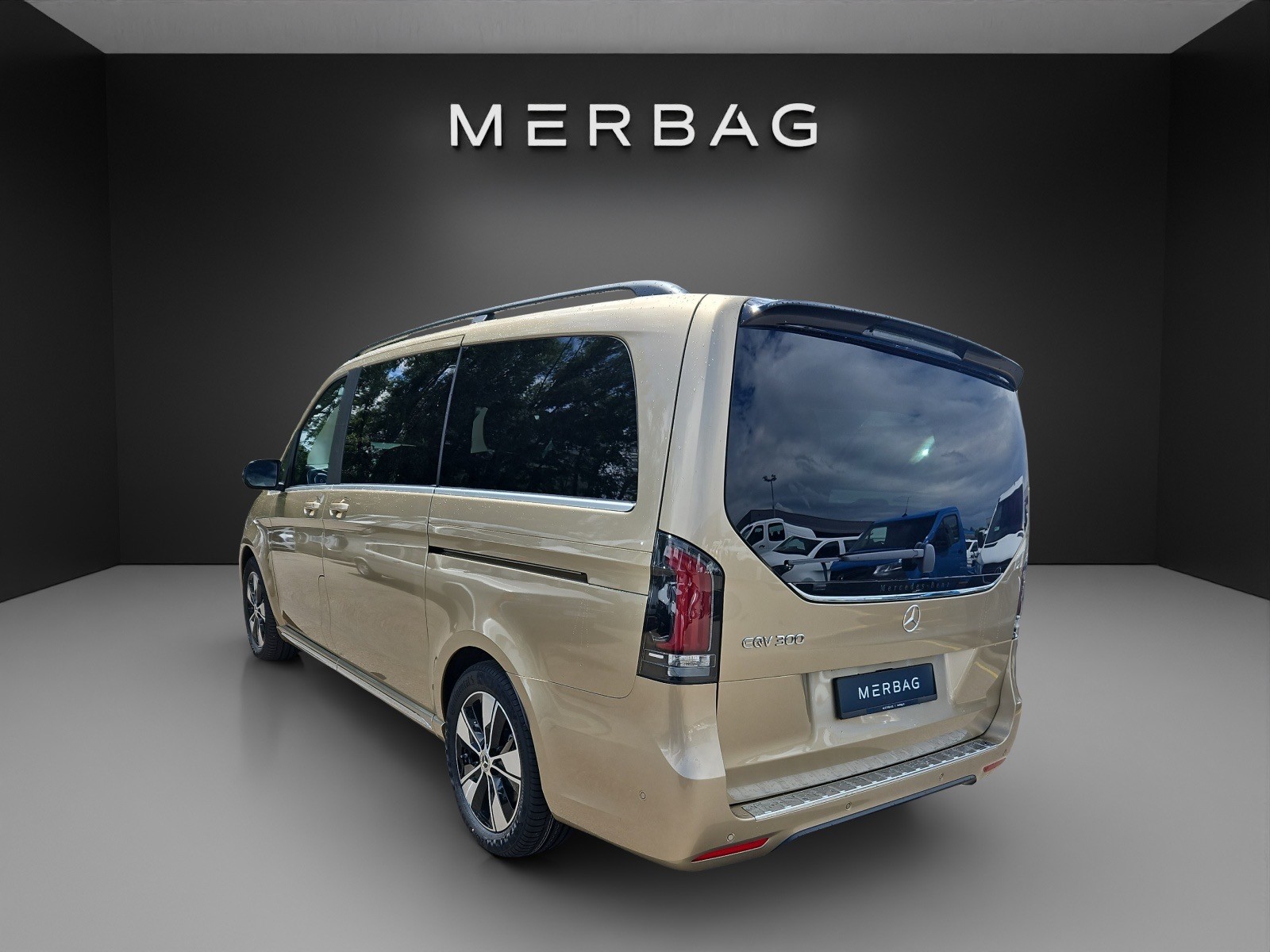 MERCEDES-BENZ EQV 300 lang-image-3