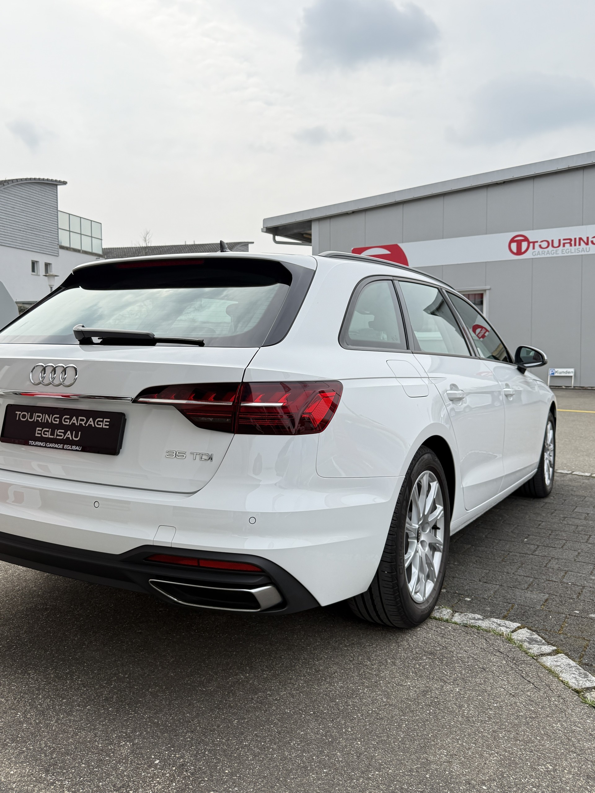 AUDI A4 Avant 2.0 35 TDI Attraction S-Tronic-image-23
