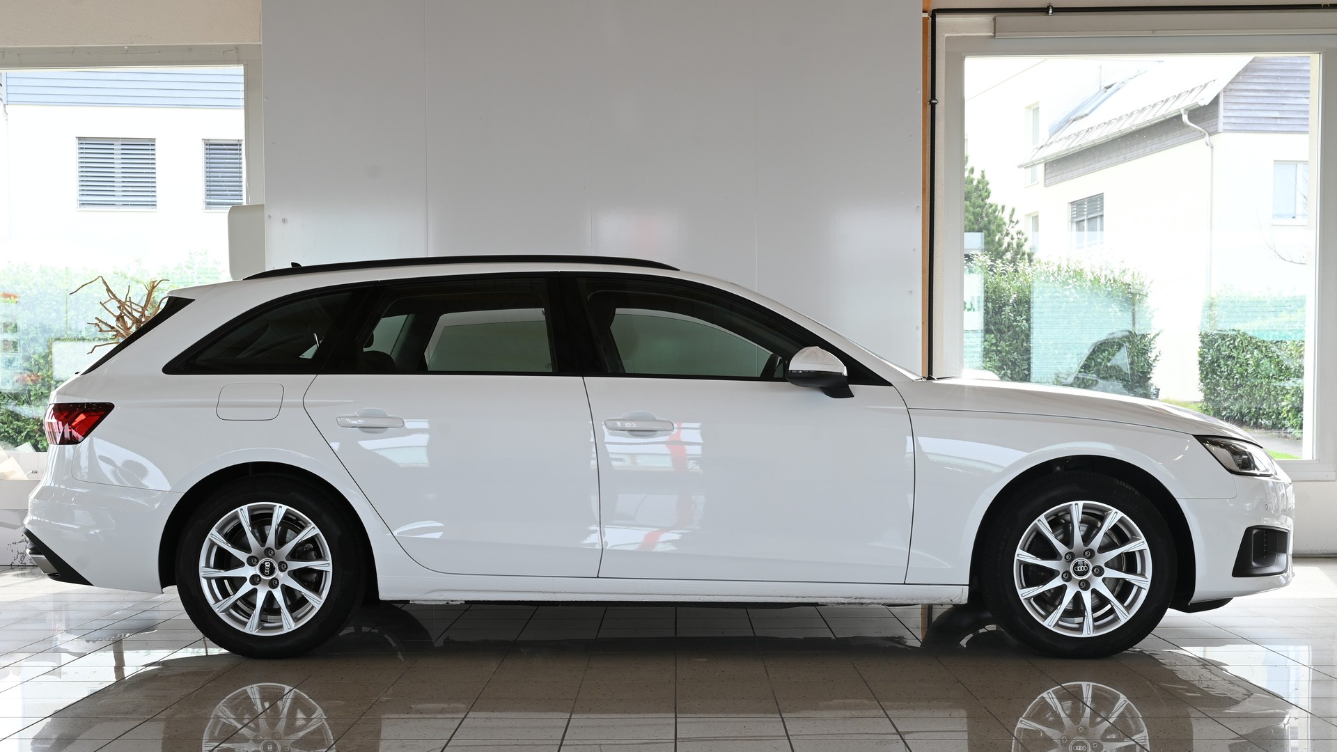 AUDI A4 Avant 2.0 35 TDI Attraction S-Tronic-image-4
