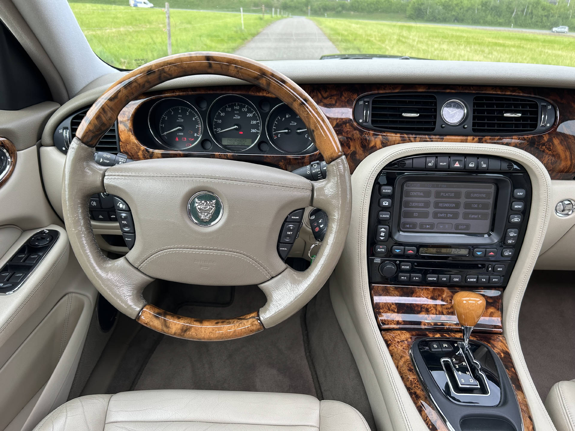 JAGUAR XJ 4.2 V8 Executive-image-7
