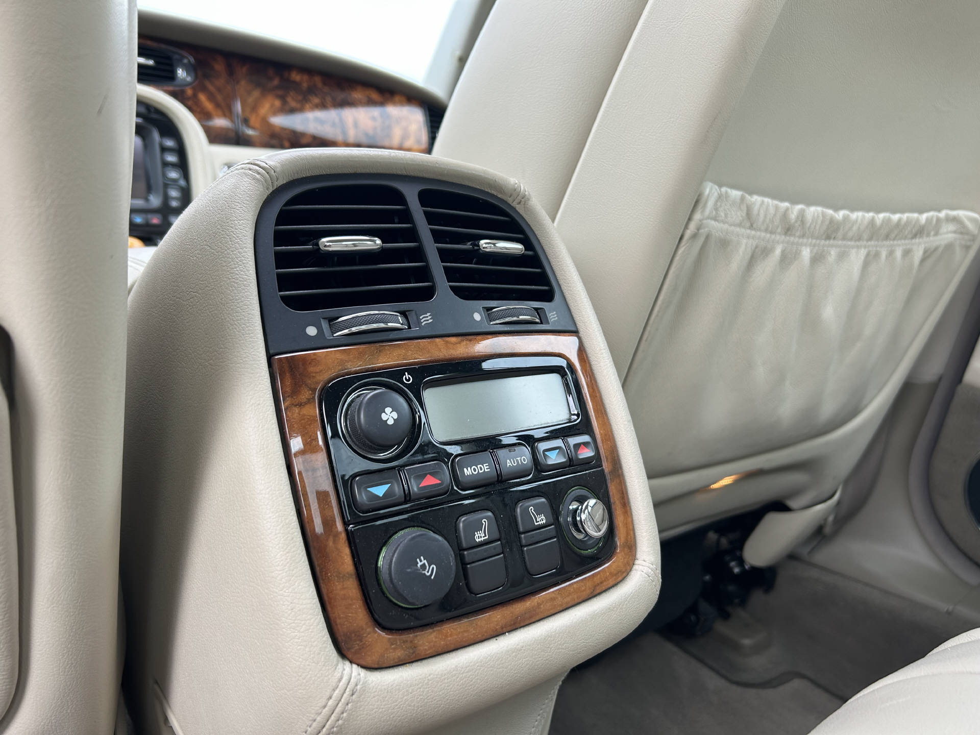 JAGUAR XJ 4.2 V8 Executive-image-9