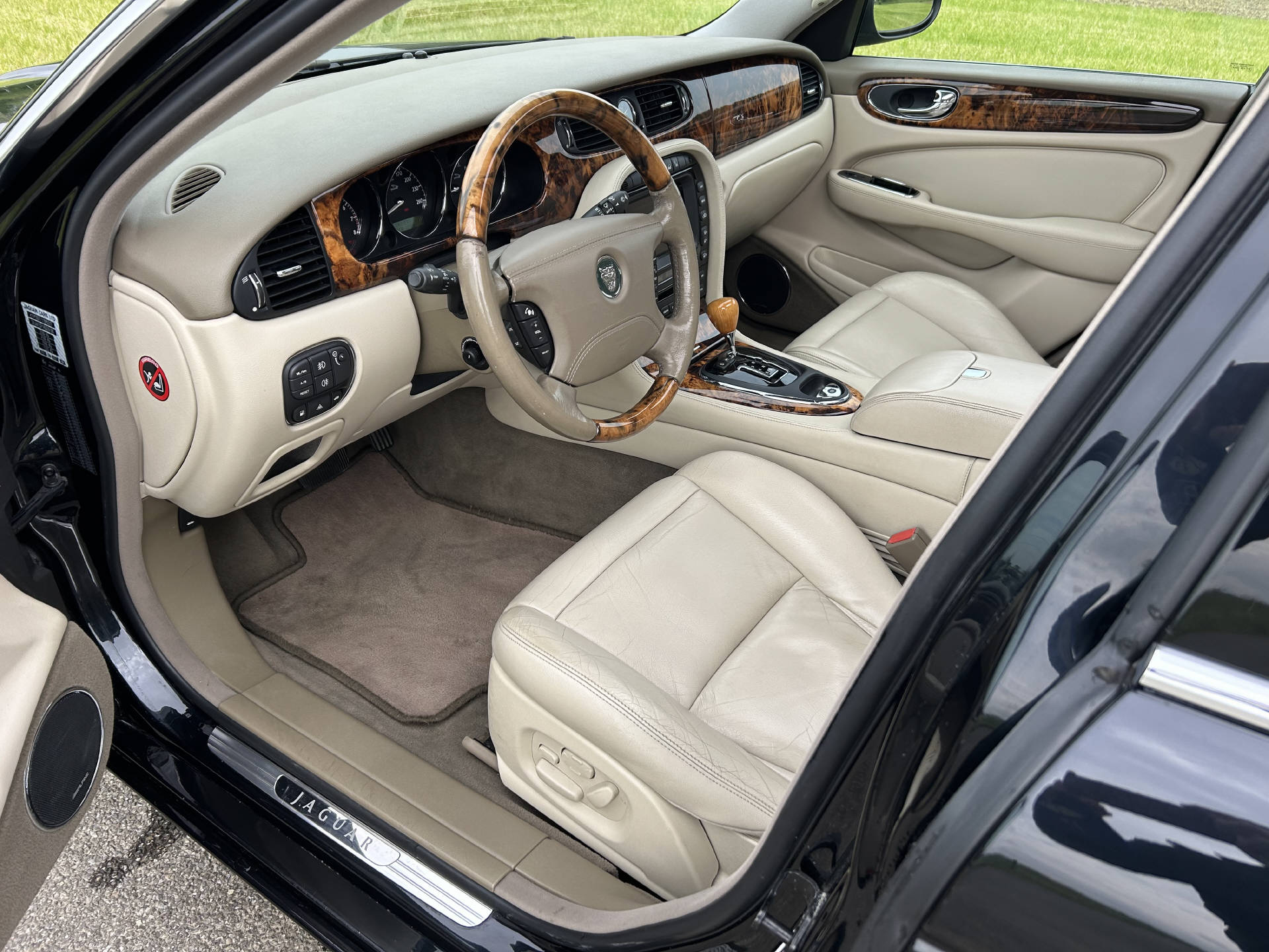 JAGUAR XJ 4.2 V8 Executive-image-5