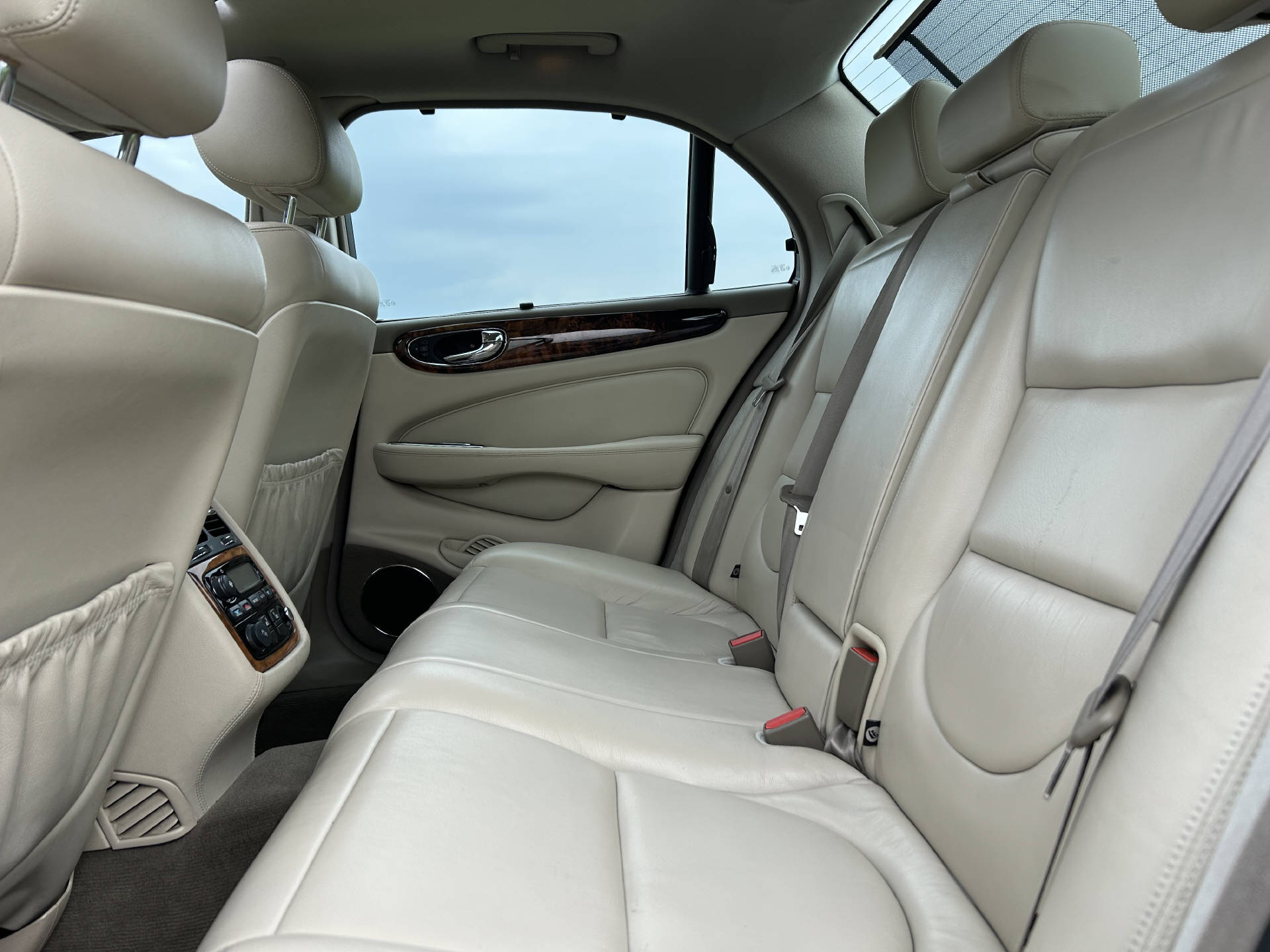 JAGUAR XJ 4.2 V8 Executive-image-8