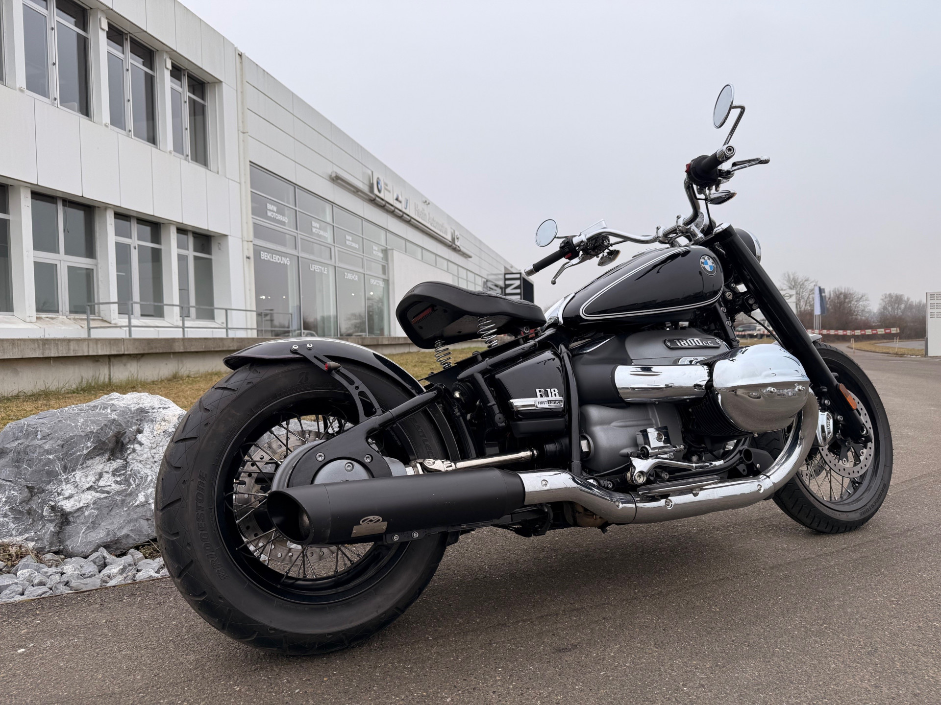 BMW R 18 Bobber mit J&H Klappenauspuff-image-1