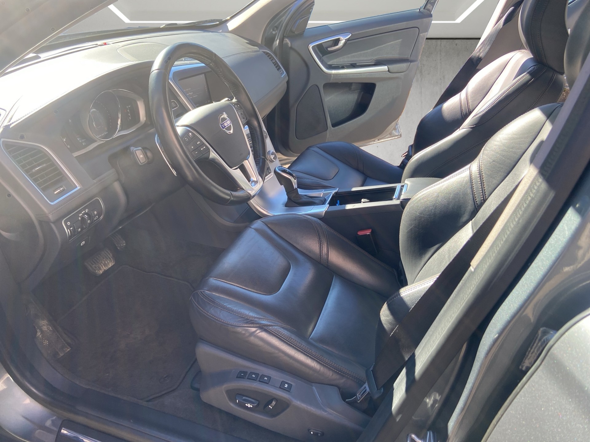 VOLVO XC60 D5 AWD Executive Plus Geartronic-image-6