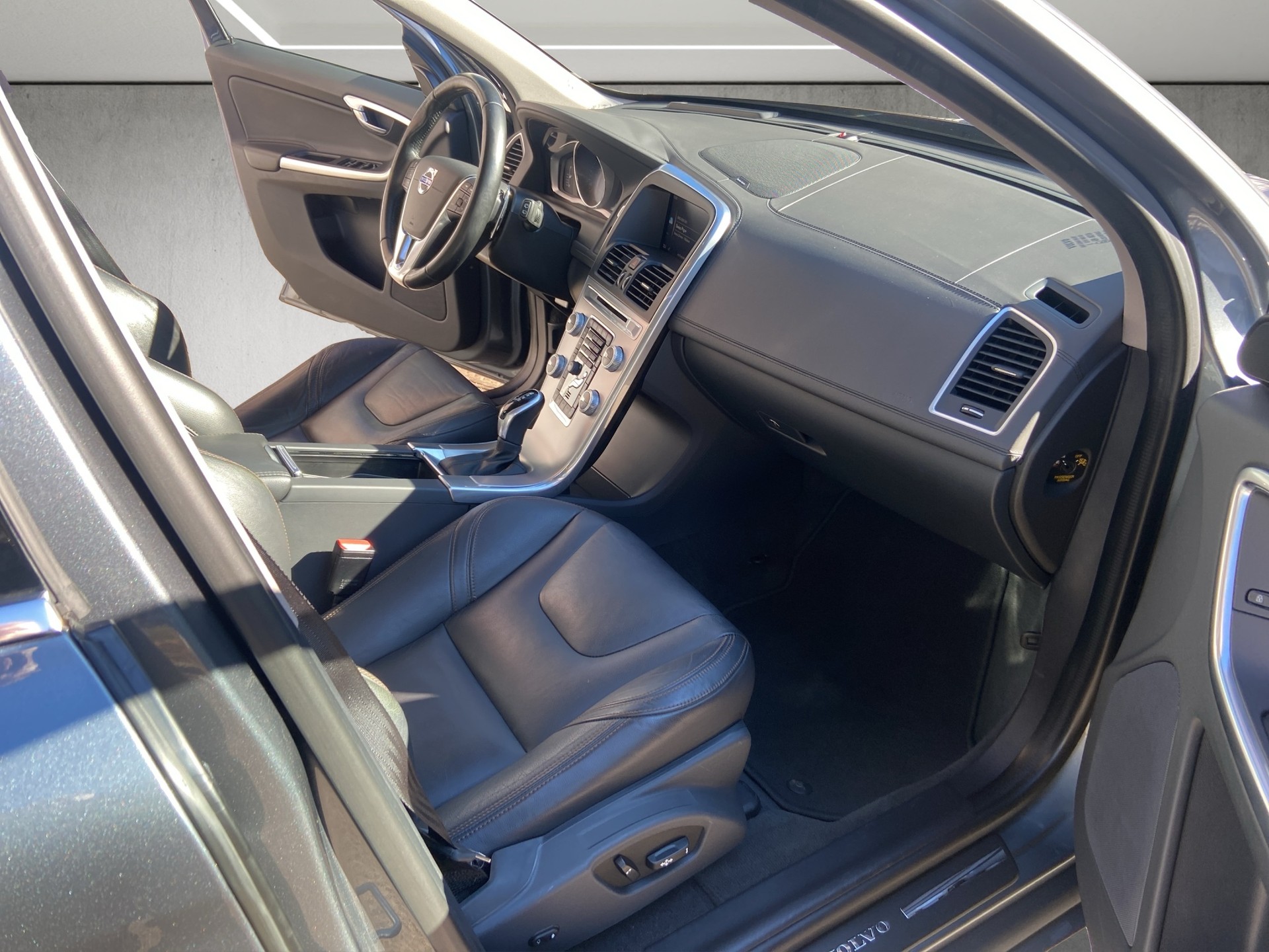 VOLVO XC60 D5 AWD Executive Plus Geartronic-image-12