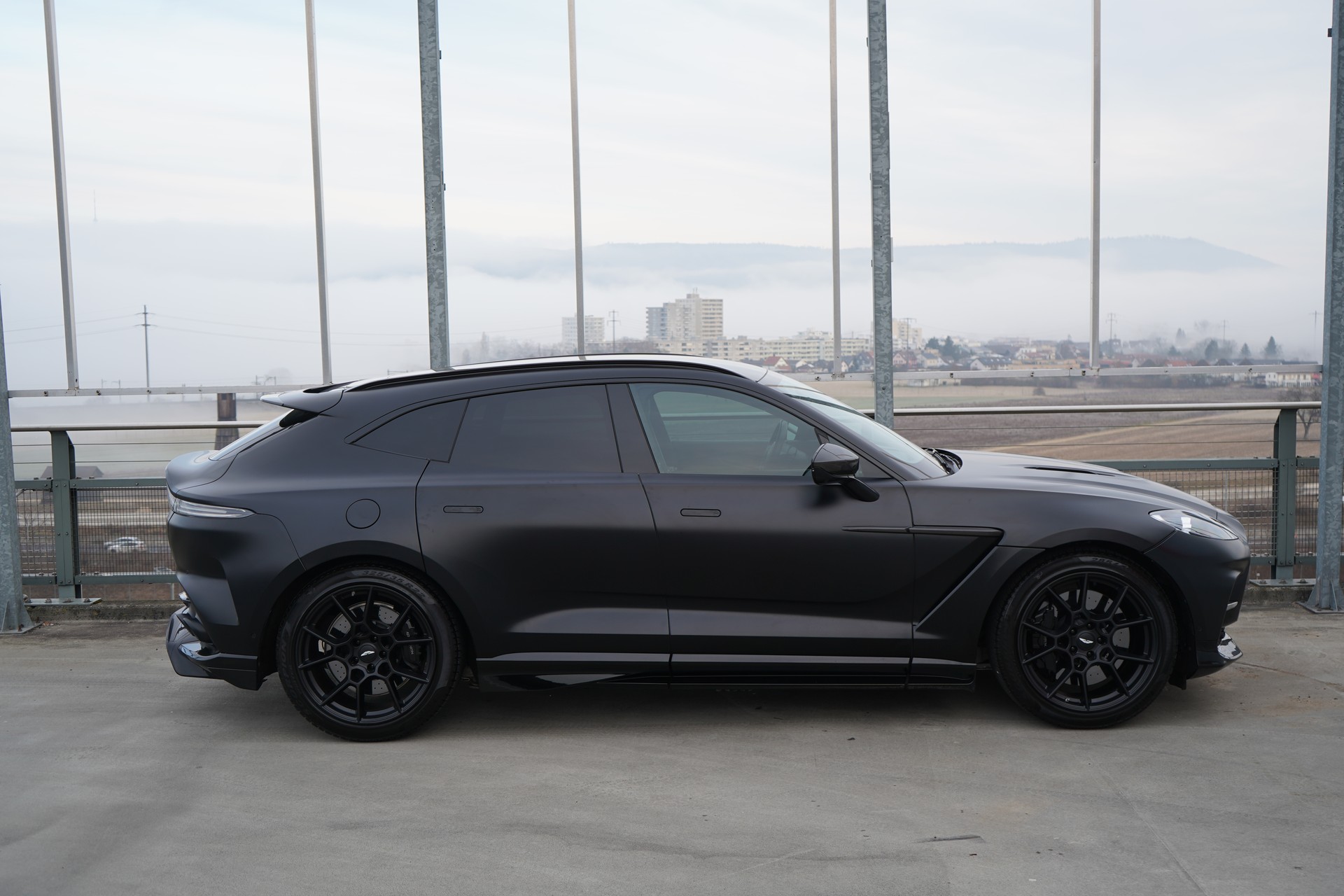 ASTON MARTIN DBX 707 4.0 V8 BI-TURBO BLACK l 707 PS-showroom-element-2
