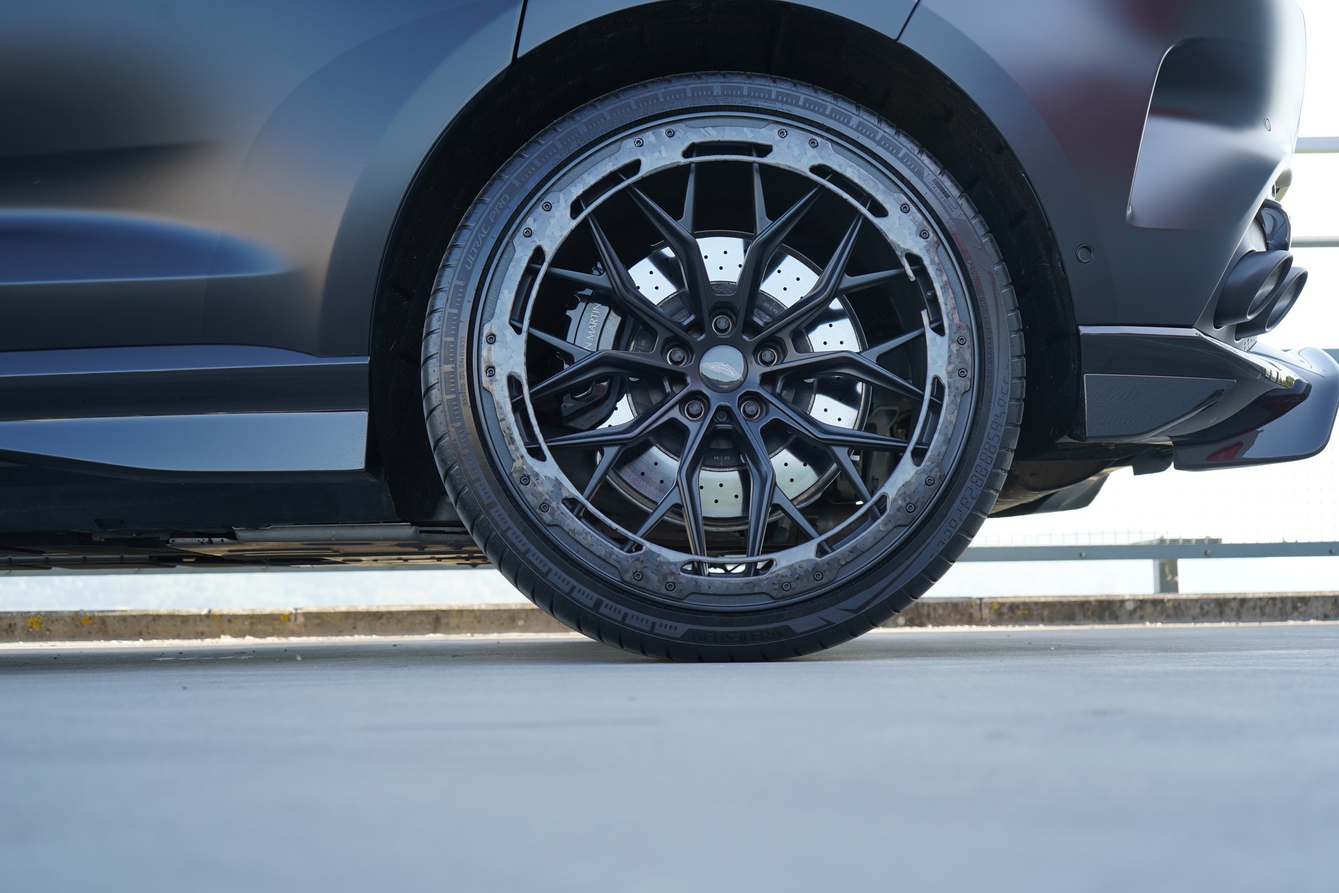 ASTON MARTIN DBX 707 4.0 V8 BI-TURBO BLACK l 707 PS-image-14