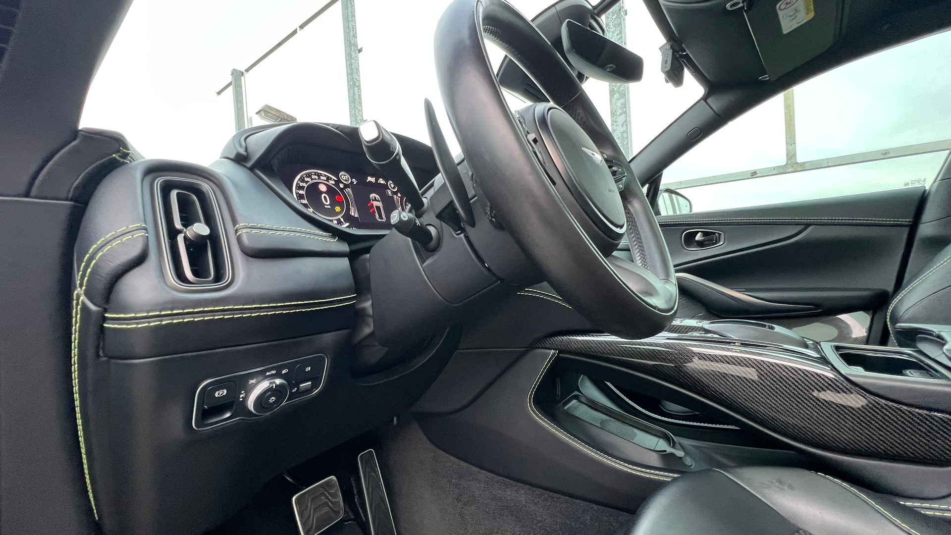 ASTON MARTIN DBX 707 4.0 V8 BI-TURBO BLACK l 707 PS-image-22