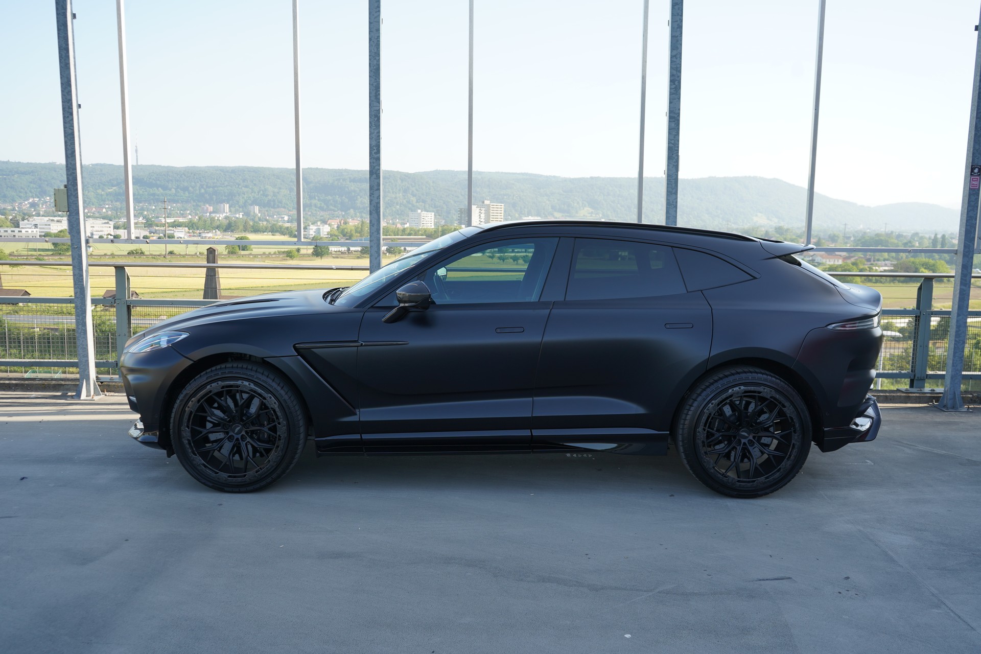 ASTON MARTIN DBX 707 4.0 V8 BI-TURBO BLACK l 707 PS-showroom-element-3