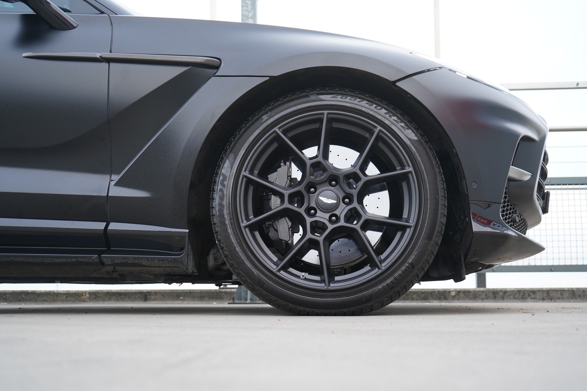ASTON MARTIN DBX 707 4.0 V8 BI-TURBO BLACK l 707 PS-image-15