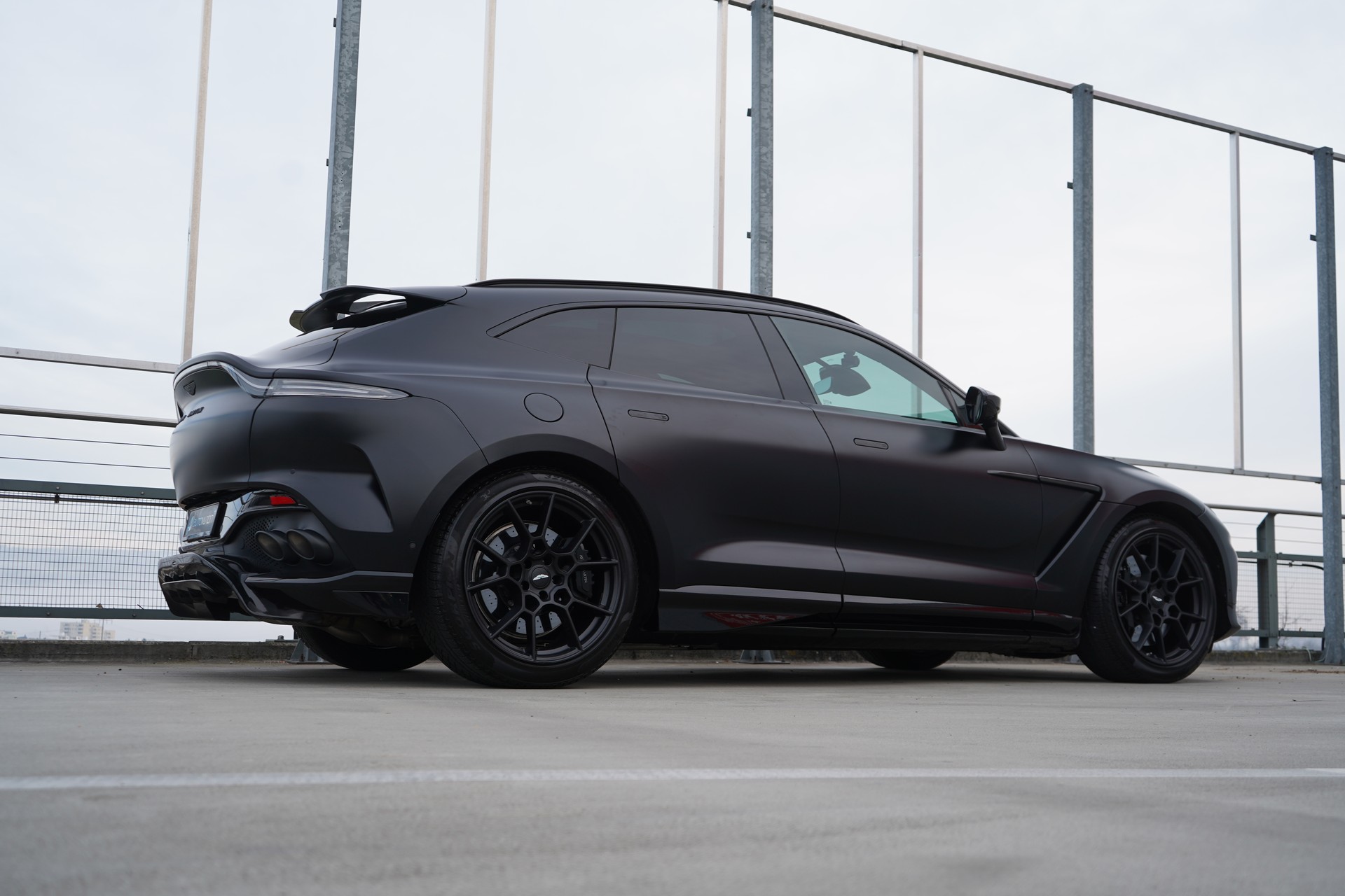 ASTON MARTIN DBX 707 4.0 V8 BI-TURBO BLACK l 707 PS-image-4
