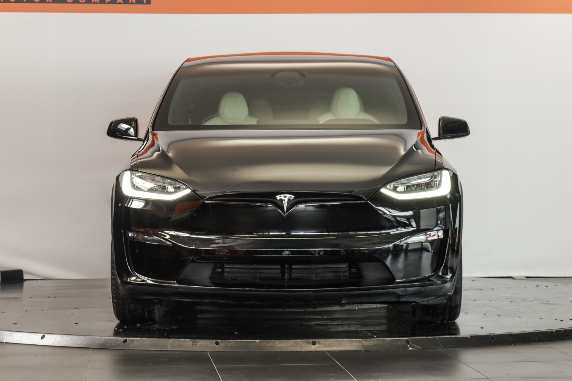 TESLA Model X 100kWh Plaid-showroom-element-1