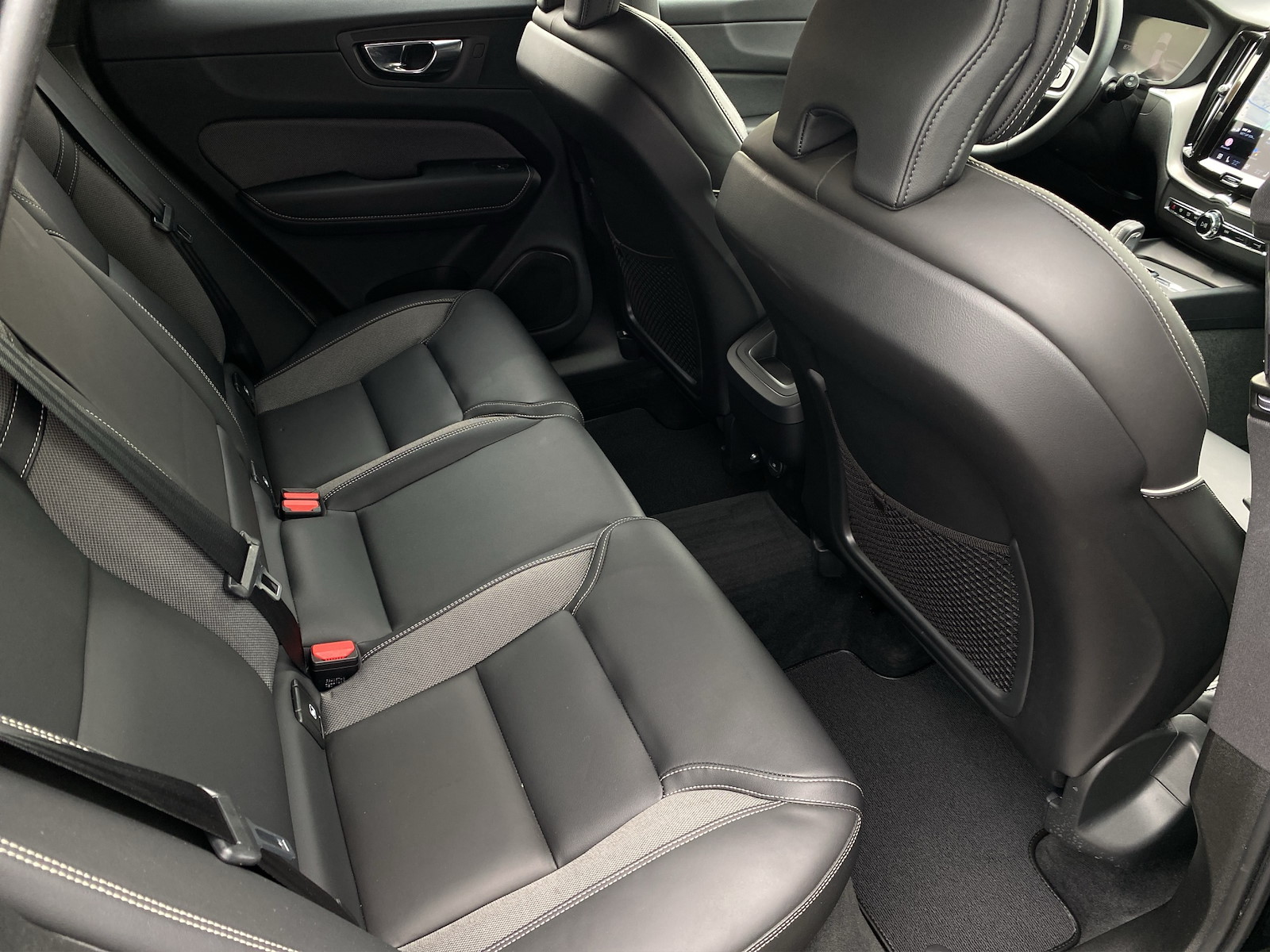 VOLVO XC60 2.0 B4 MH R-Design AWD-image-11