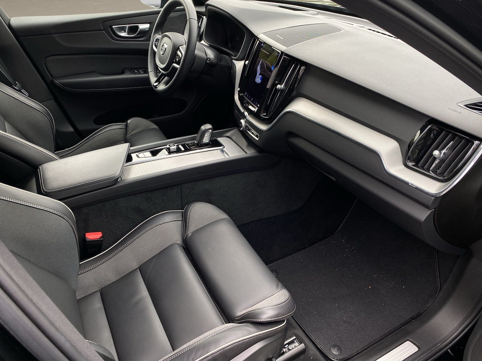 VOLVO XC60 2.0 B4 MH R-Design AWD-image-10